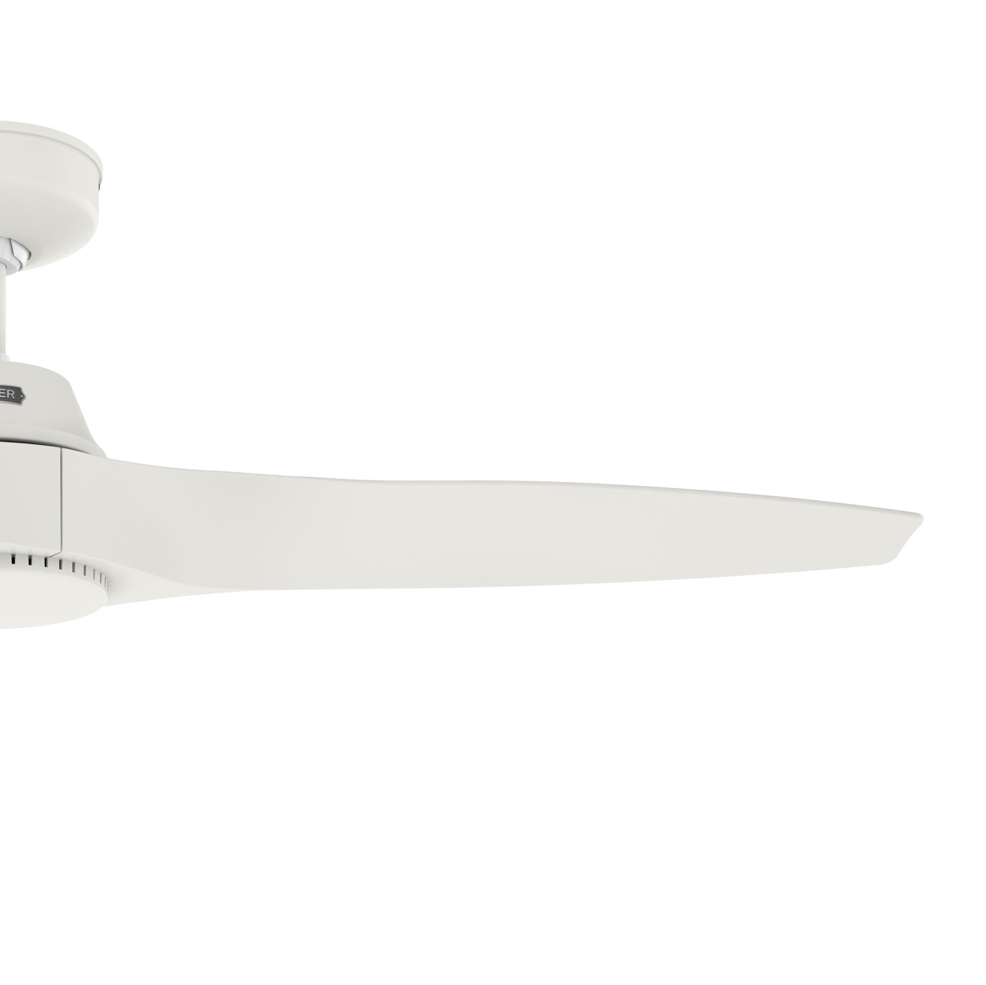 Nahaufnahme eines weißen Deckenventilatorblattes, weißer Hintergrund und ein kleiner Teil des Lüfters.