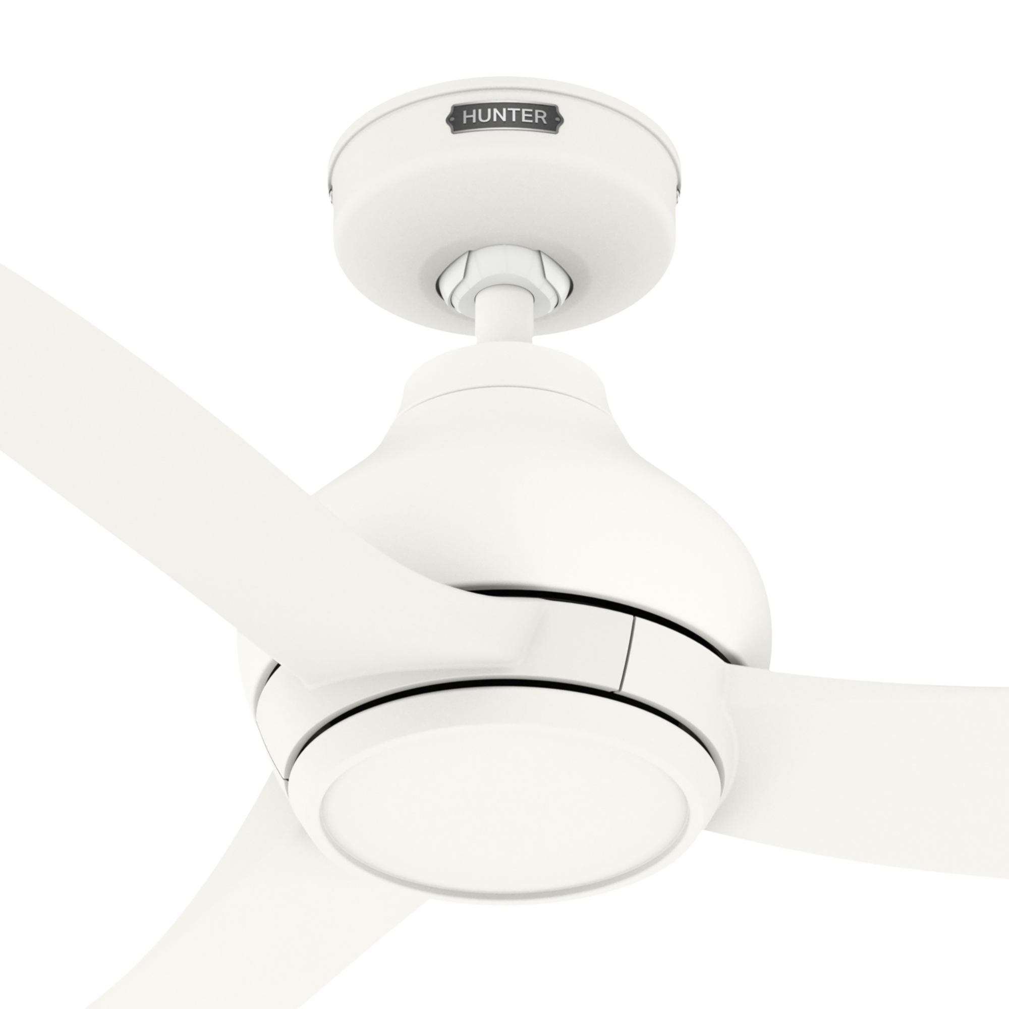 Weißer Deckenventilator mit drei Flügeln. Auf der Oberseite steht HUNTER.