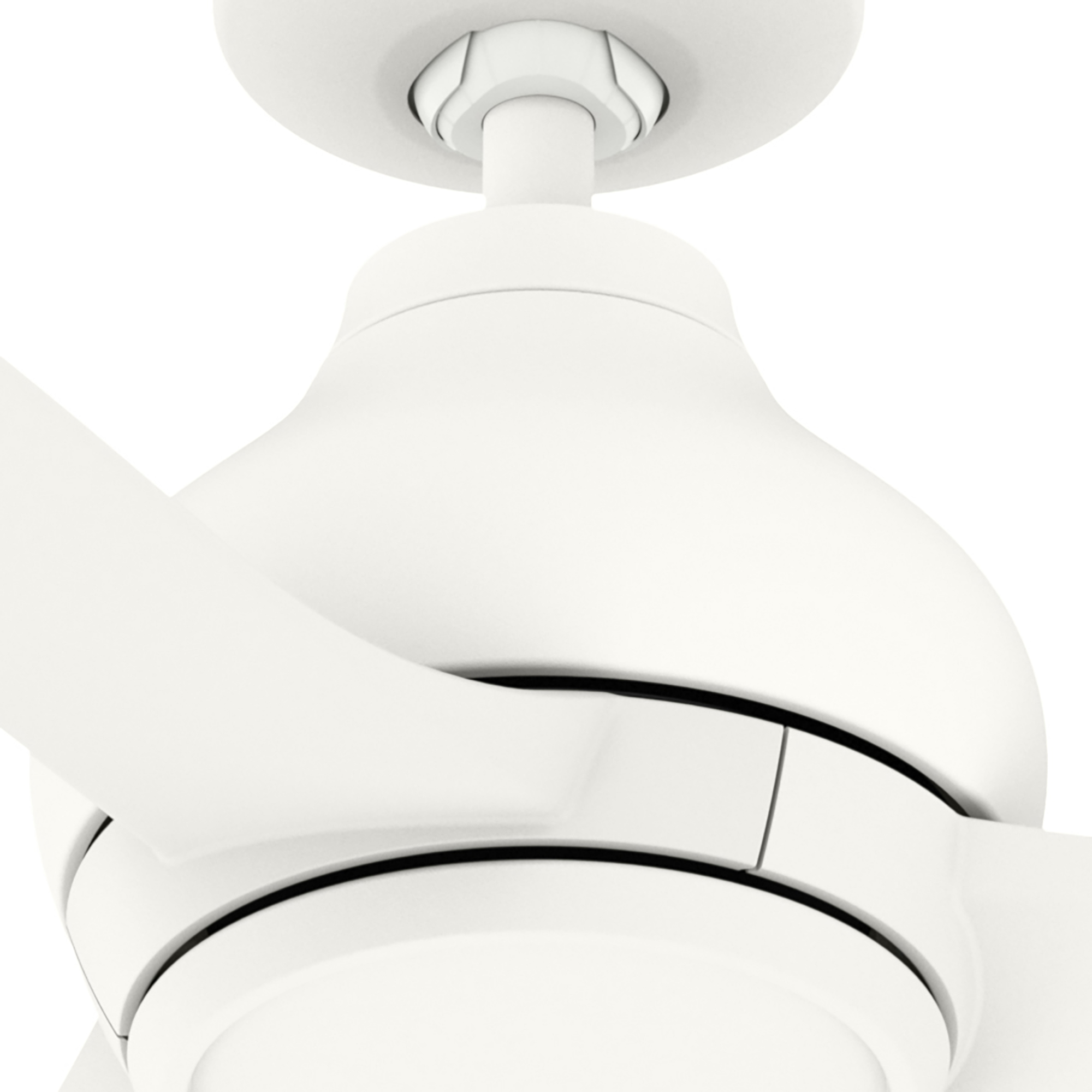 Nahaufnahme eines weißen Deckenventilators, zeigt die Rotorblätter und die zentrale Leuchte.