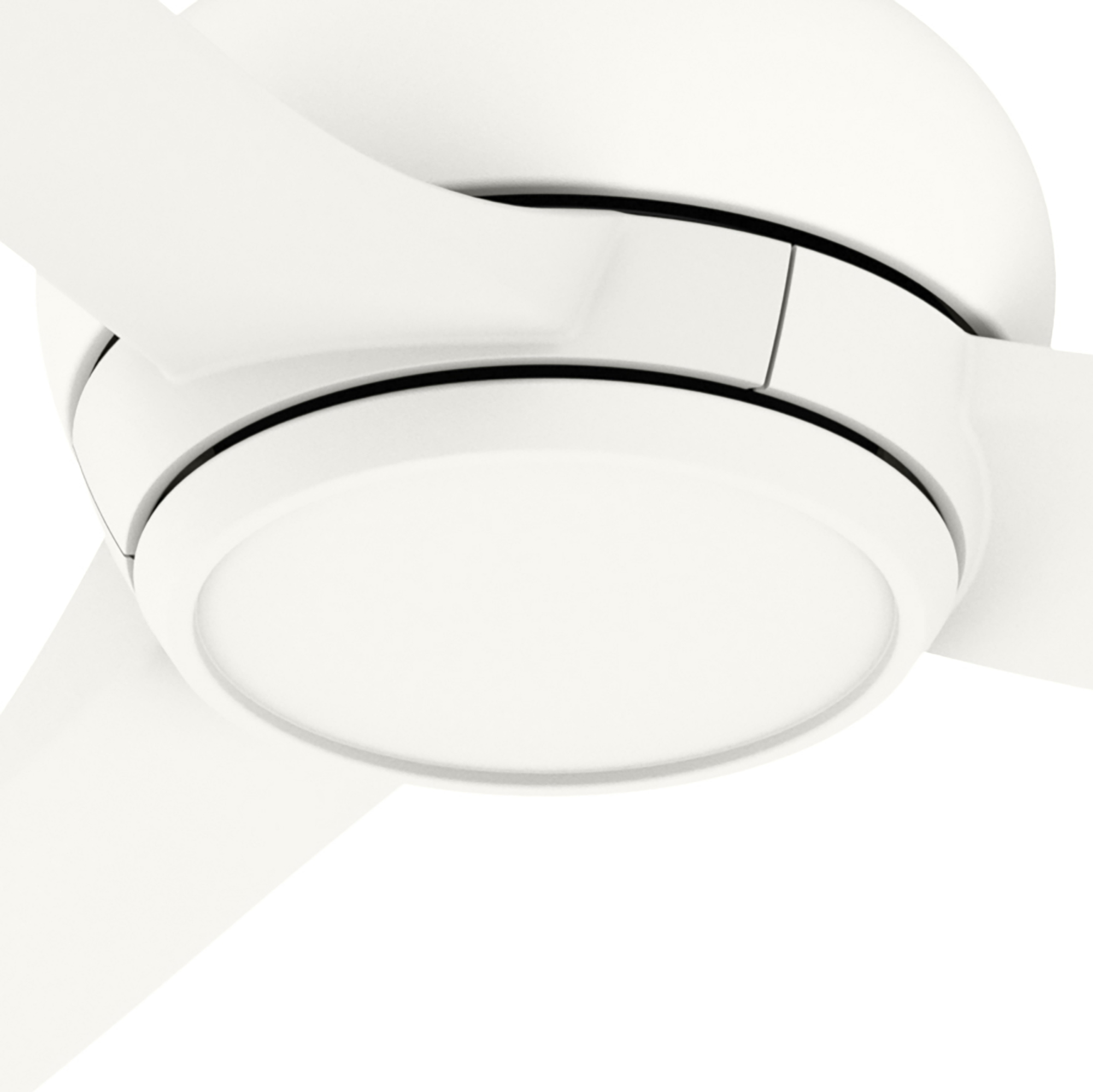 Deckenventilator Nahaufnahme. Weiße Flügel und ein weißes Gehäuse mit schwarzen Akzenten.