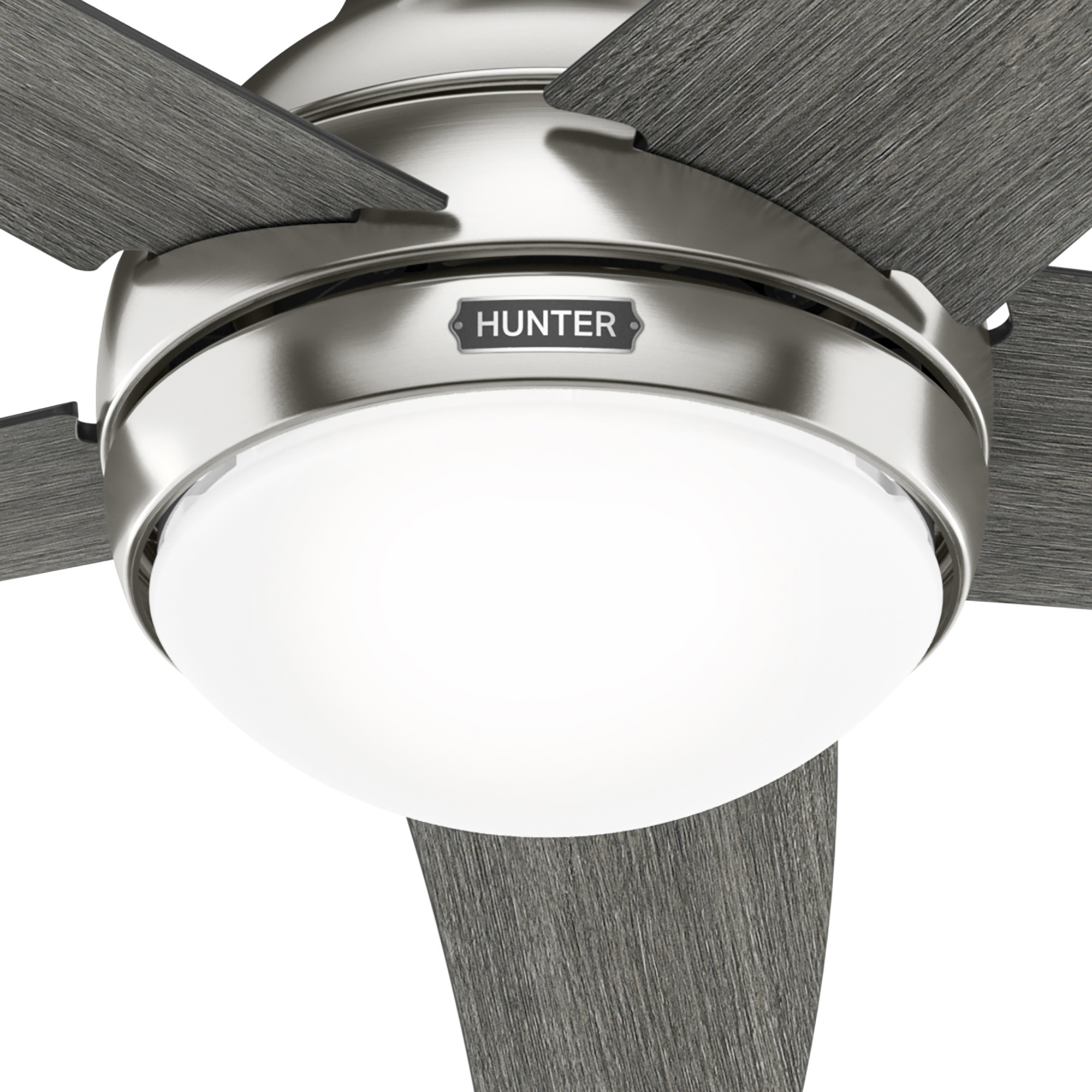 Deckenventilator mit fünf Flügeln und zentraler Leuchte.