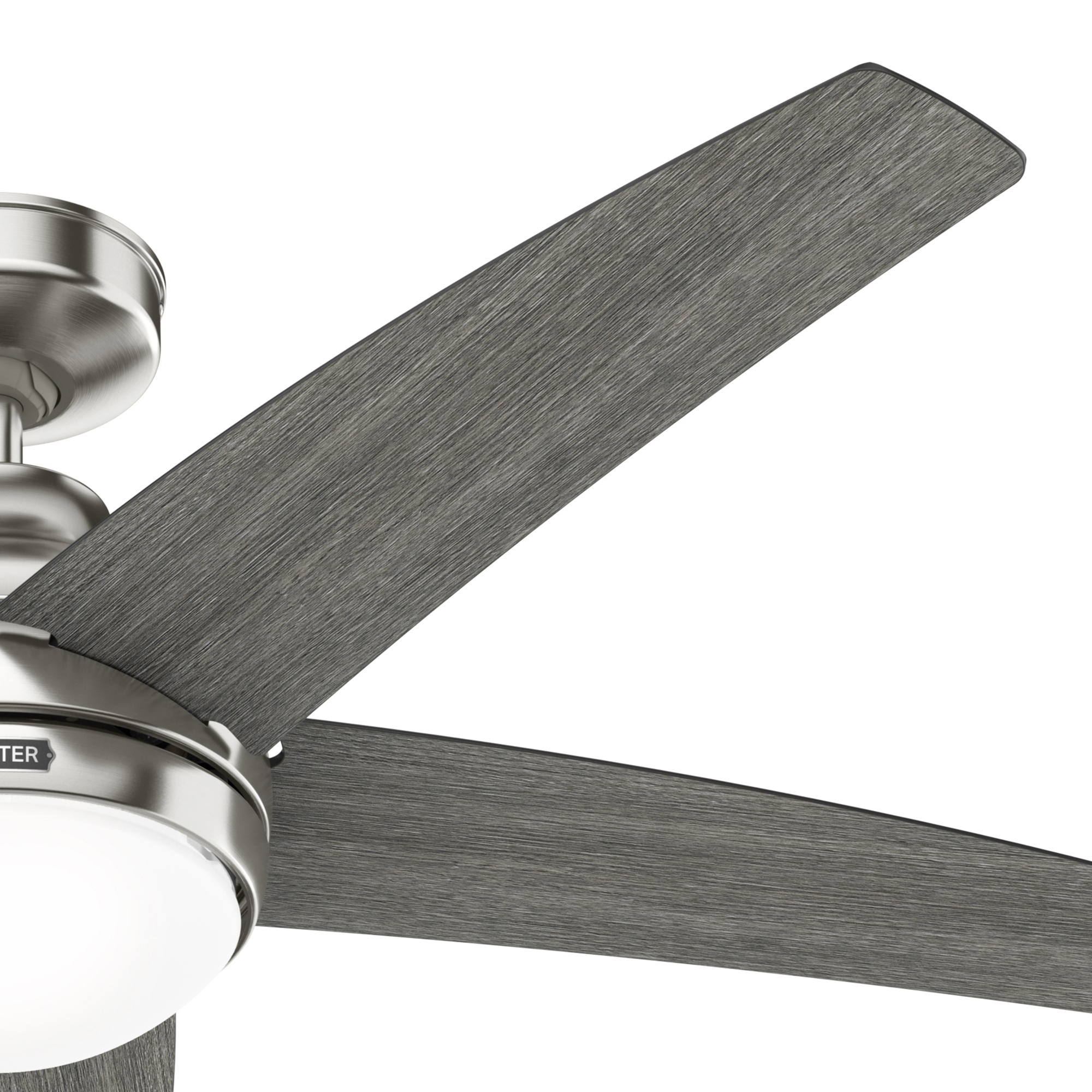 Deckenventilator mit grauen Holzflügeln und silbernem Motorgehäuse. Weißer Hintergrund.
