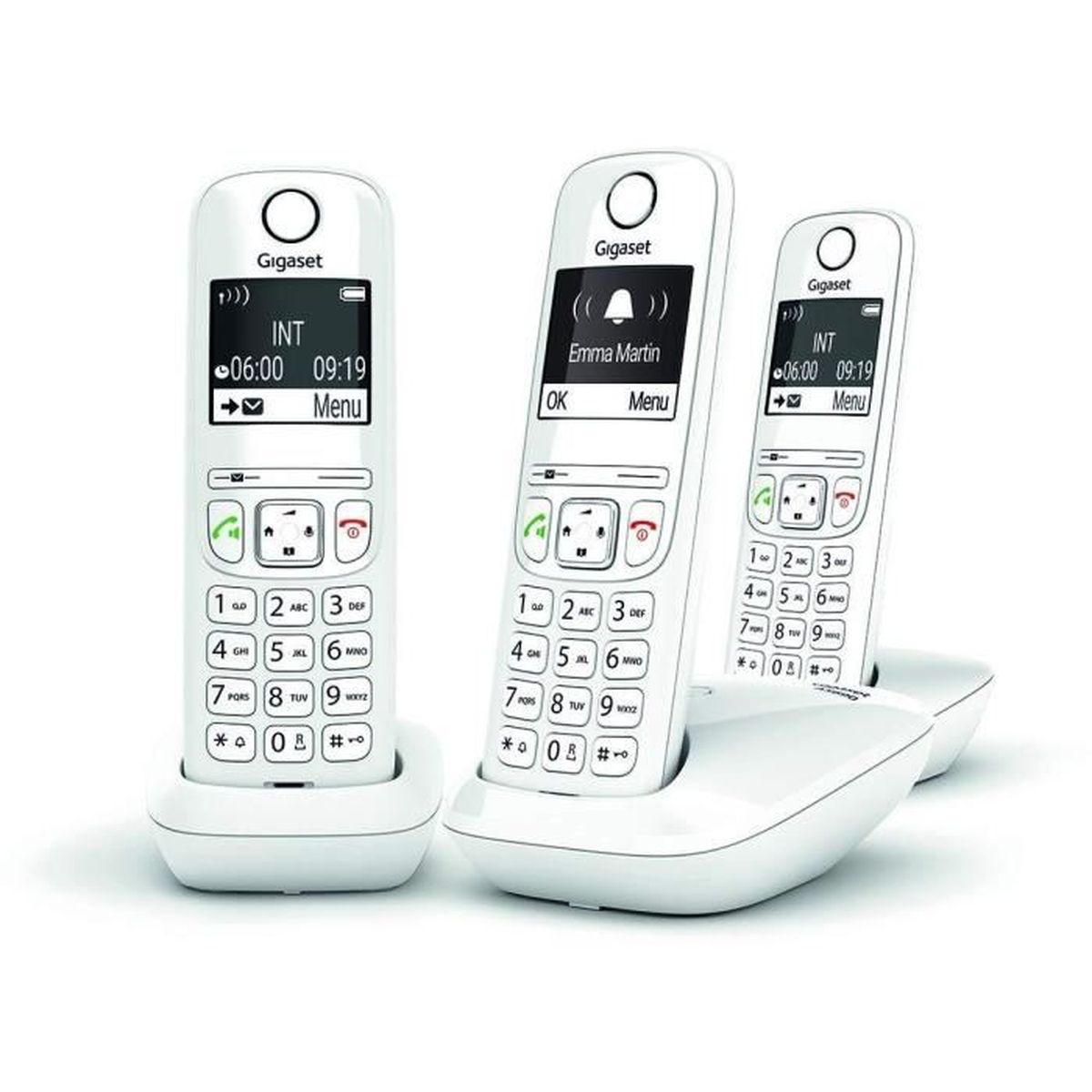 Drei schnurlose Telefone auf einer Basis. Telefone sind weiß mit Bildschirmen. Weißer Hintergrund.