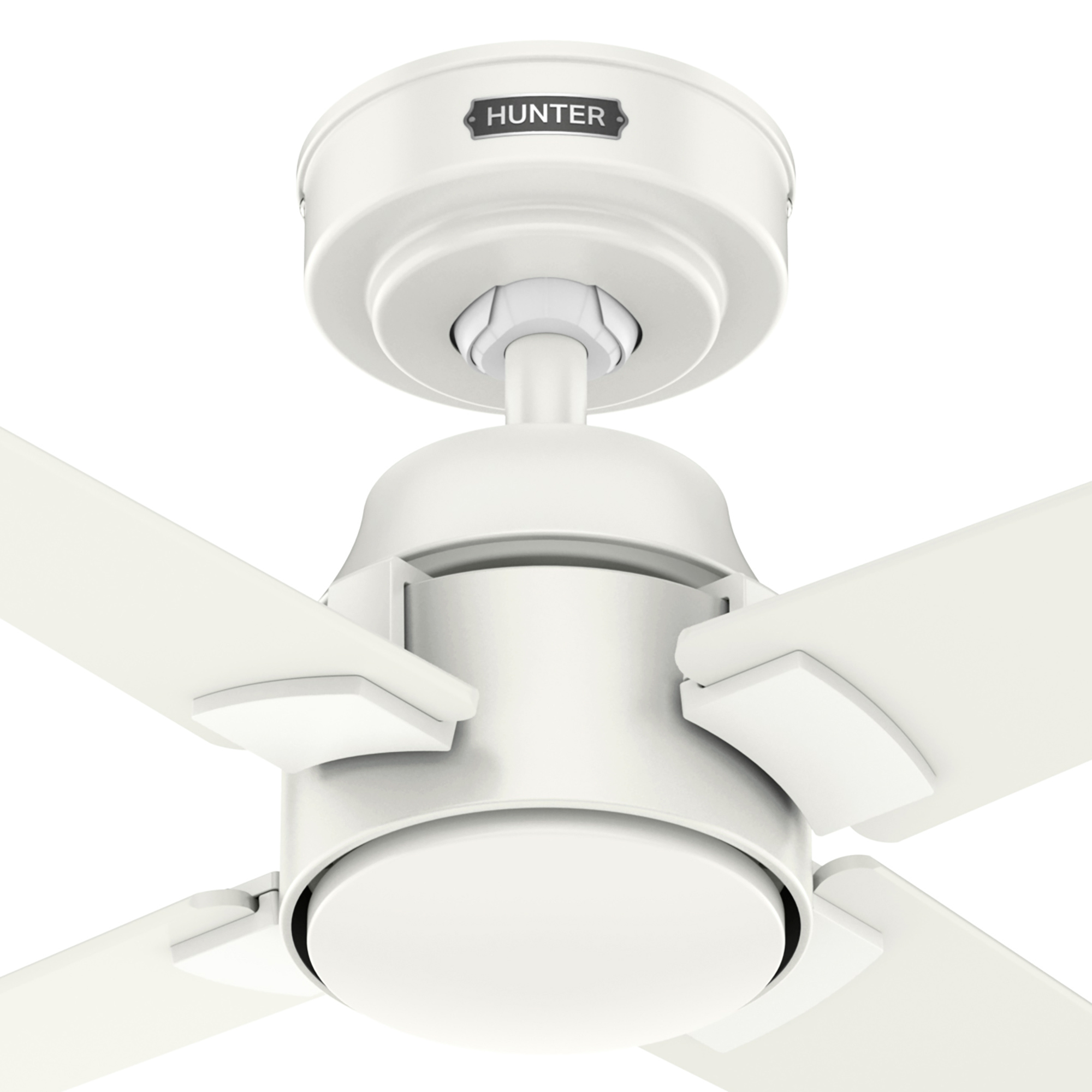 Nahaufnahme eines weißen Deckenventilators mit weißen Flügeln.
