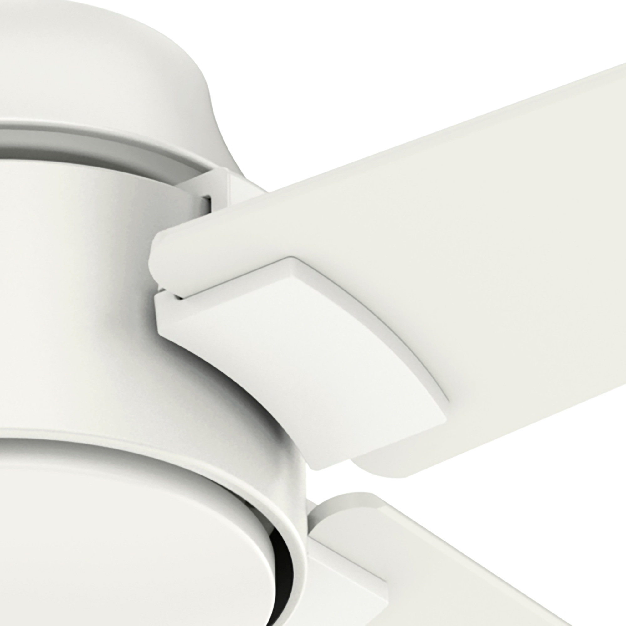 Nahaufnahme eines weißen Deckenventilators, der Flügel und Verbindungsdetails zeigt.