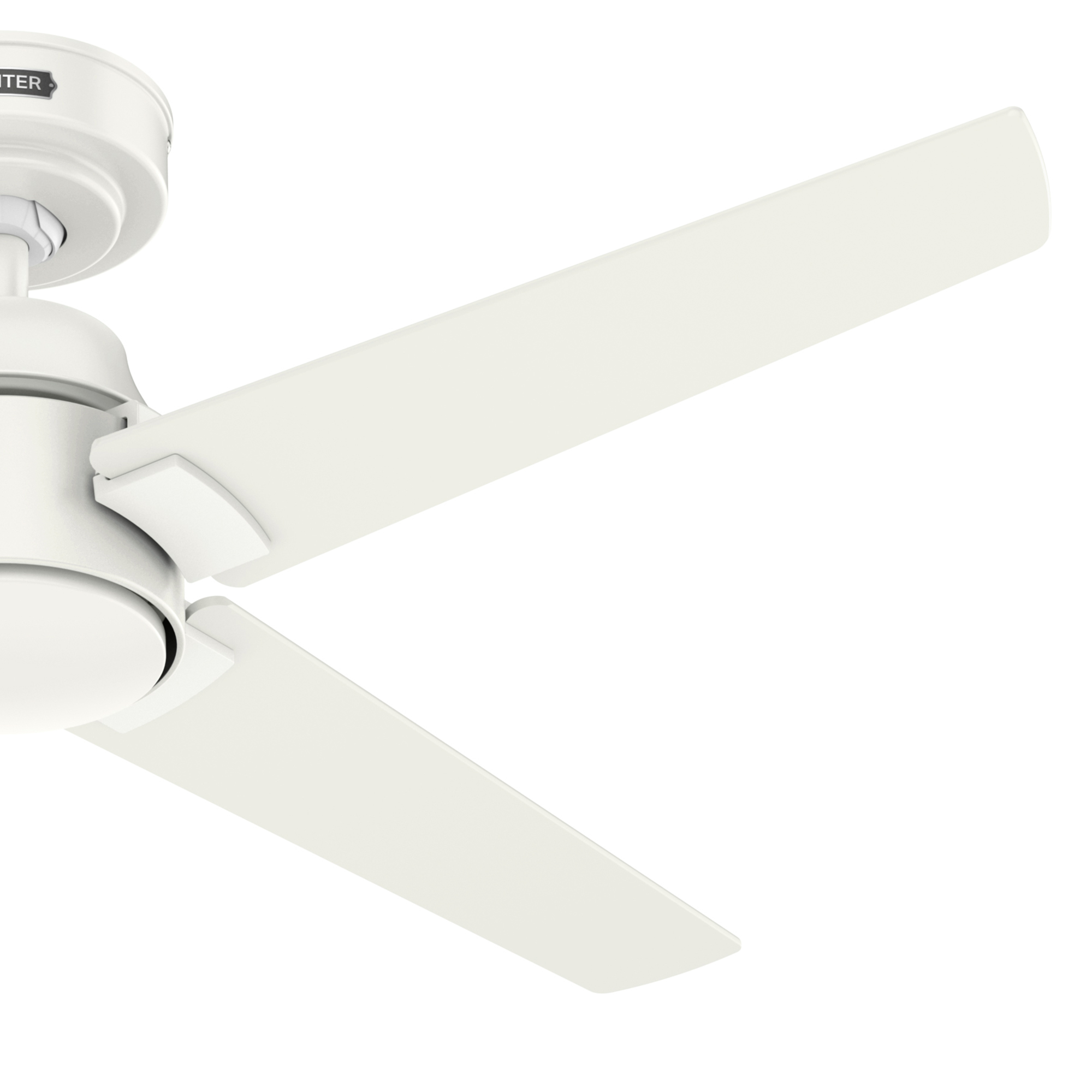 Weiße Deckenventilatorflügel vor weißem Hintergrund. Die Flügel sind gebogen.