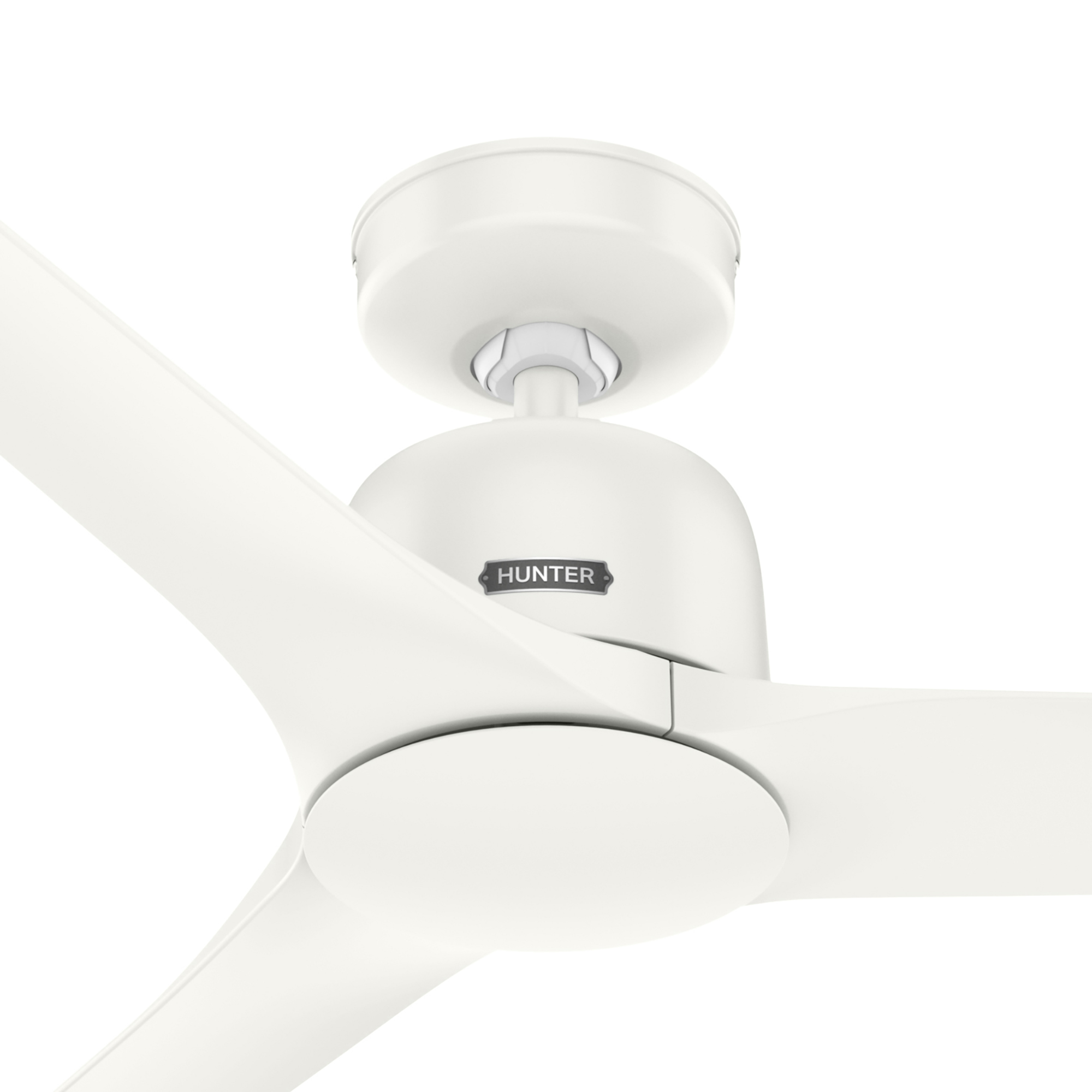 Weißer Deckenventilator. Die Rotorblätter sind sichtbar. Der Markenname 'HUNTER' ist zu sehen.