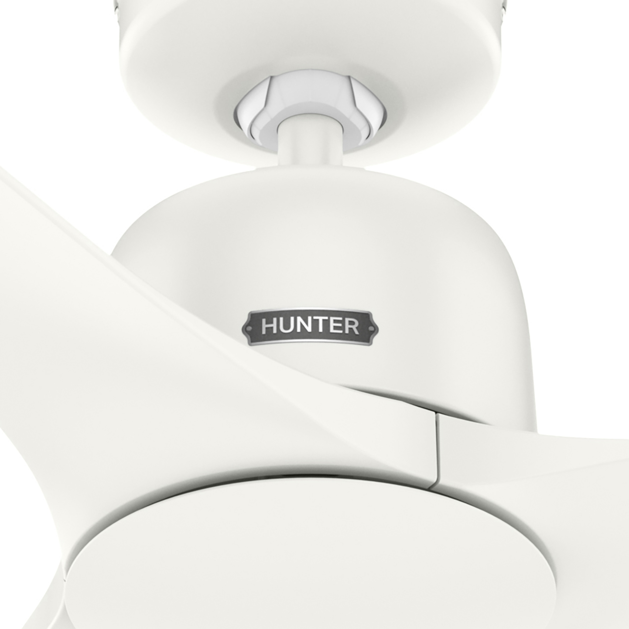Ein weißer Deckenventilator. Die Lüfterflügel sind weiß und das Motorgehäuse hat ein Hunter-Etikett.