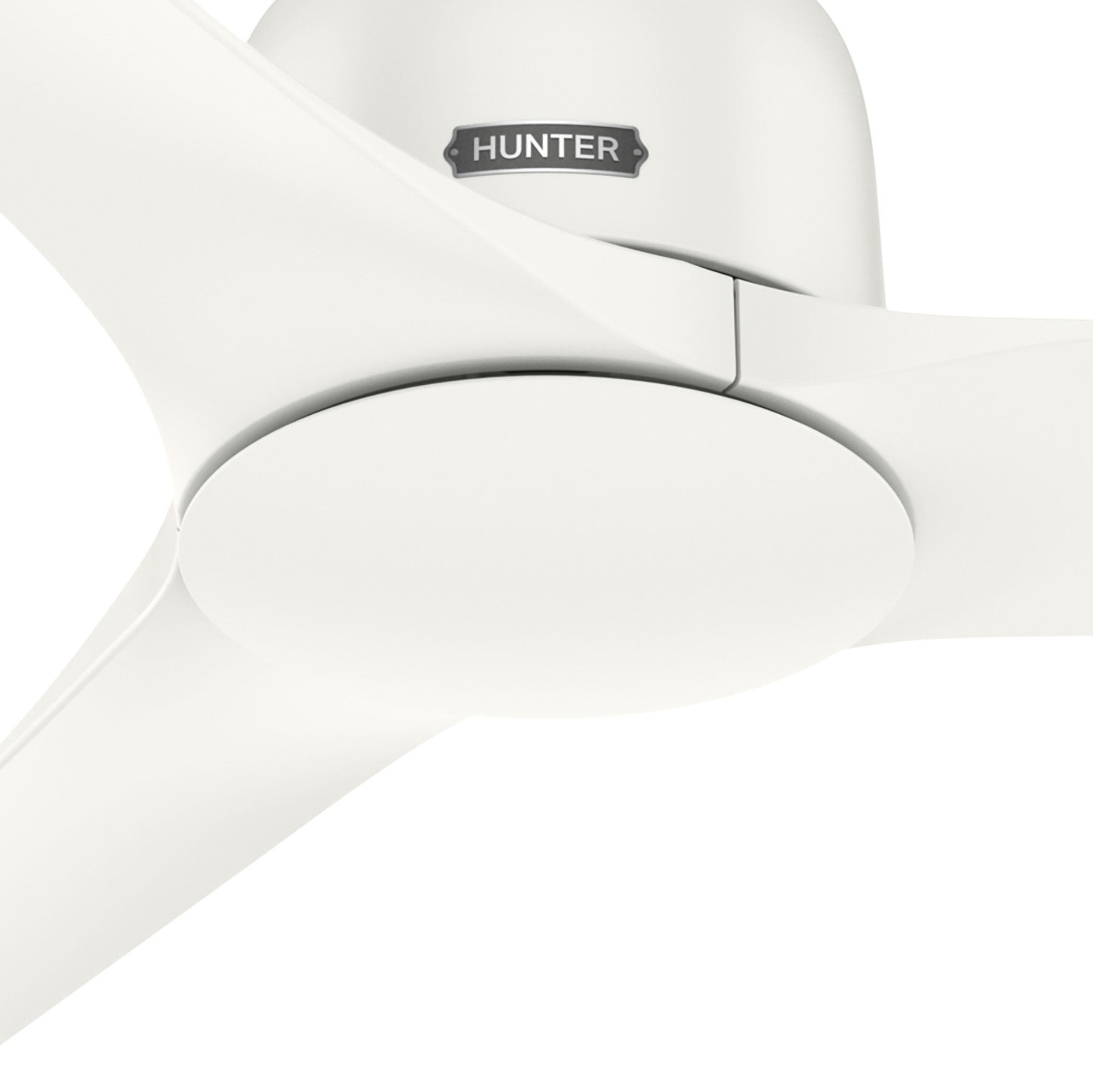 Weißer Deckenventilator. Der Ventilator hat drei Flügel und ein Hunter-Logo oben.