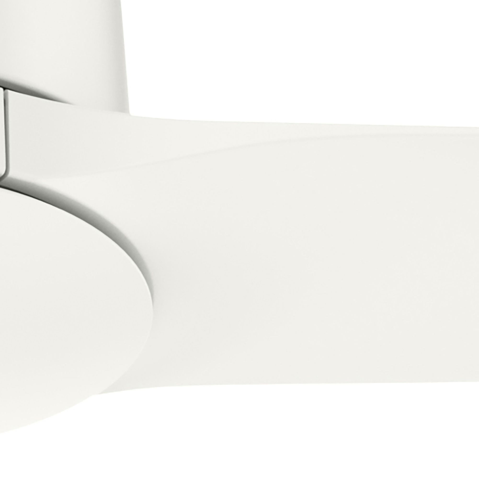 Nahaufnahme eines weißen Deckenventilatorflügels. Die Form ist gebogen und weiß.