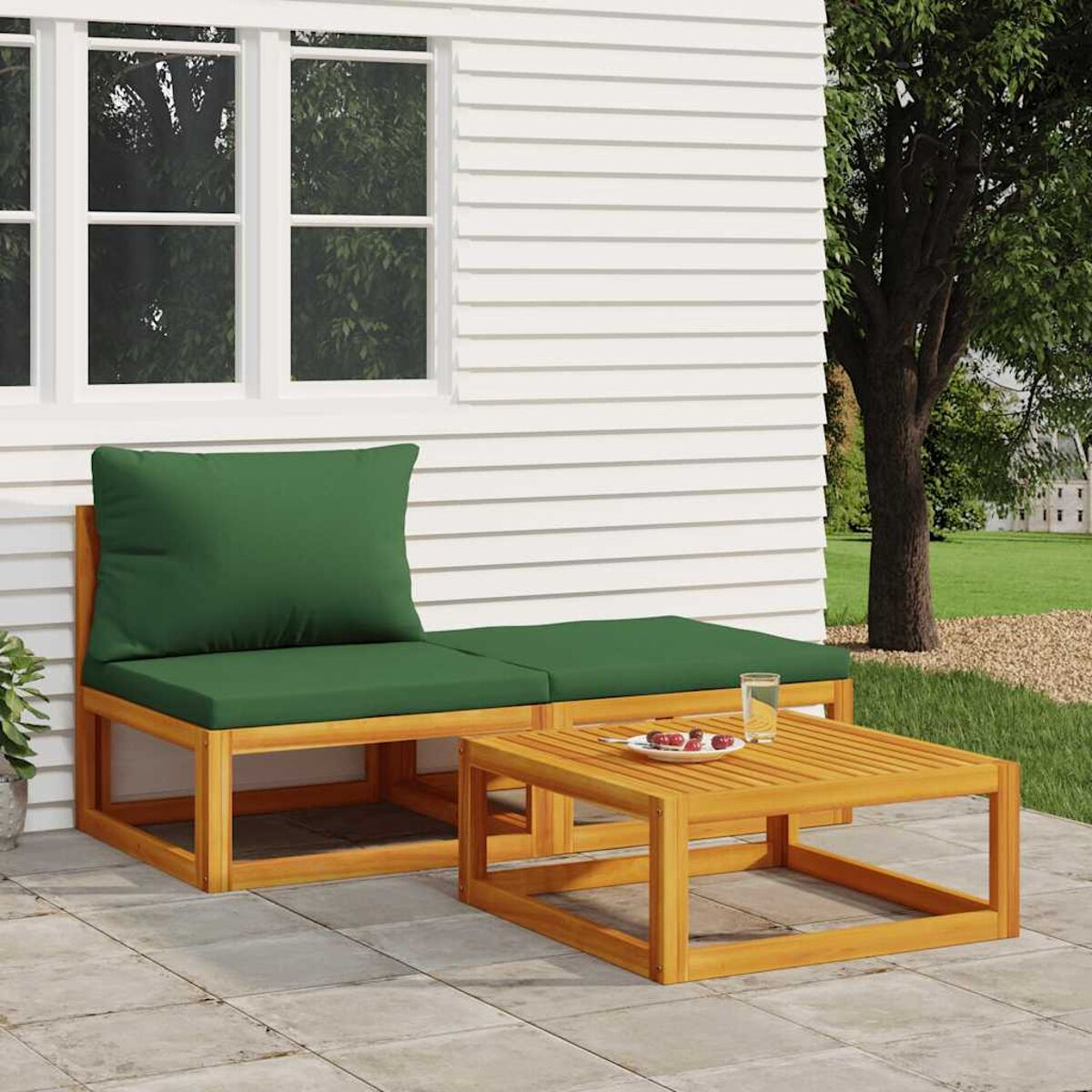 Holzsofa mit grünen Kissen und einem Couchtisch im Freien.