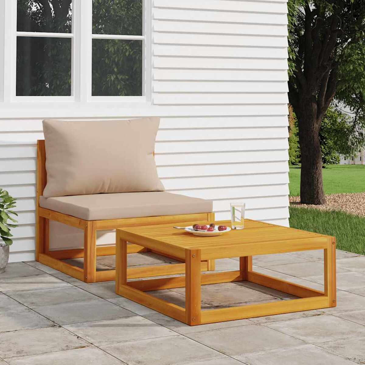 Outdoor-Sitzgruppe aus Holz: Stuhl mit Kissen und kleiner quadratischer Tisch mit Glas.