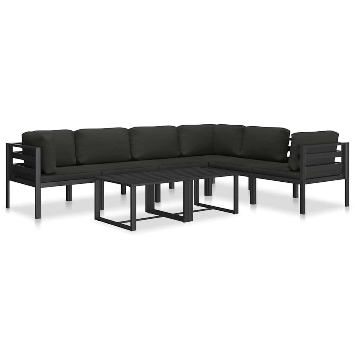 Schwarzes Outdoor-Ecksofa mit Kissen und zwei quadratischen Couchtischen, alles vor weißem Hintergrund.