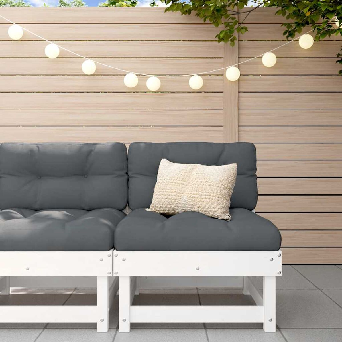 Weißes Holzsofa mit grauen Kissen und einem cremefarbenen Kissen, Outdoor-Setting.