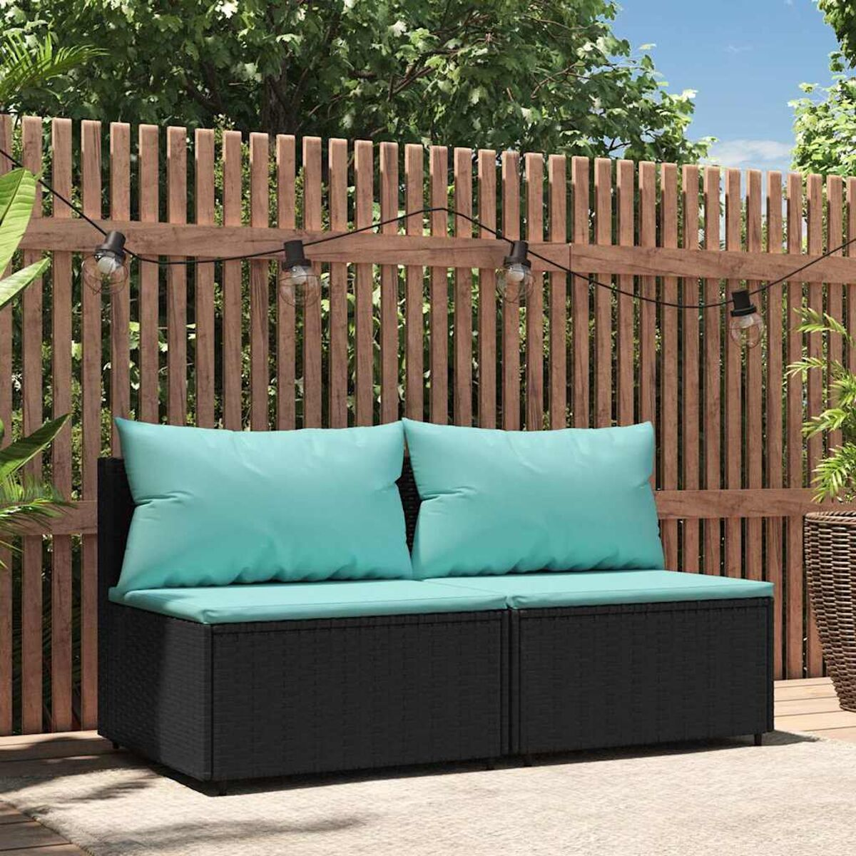 Schwarzes gewebtes Sofa mit türkisfarbenen Kissen, im Freien.