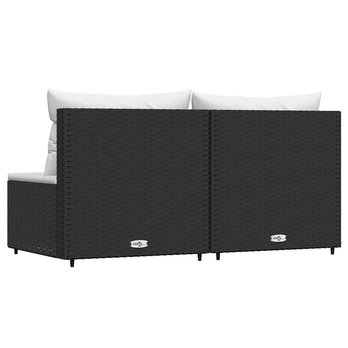 Schwarzes Rattansofa mit weißen Kissen. Ansicht von hinten.