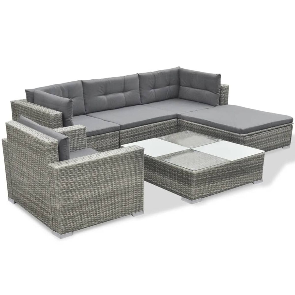 Graues Rattan-Sofagarnitur mit Kissen und Glastisch.