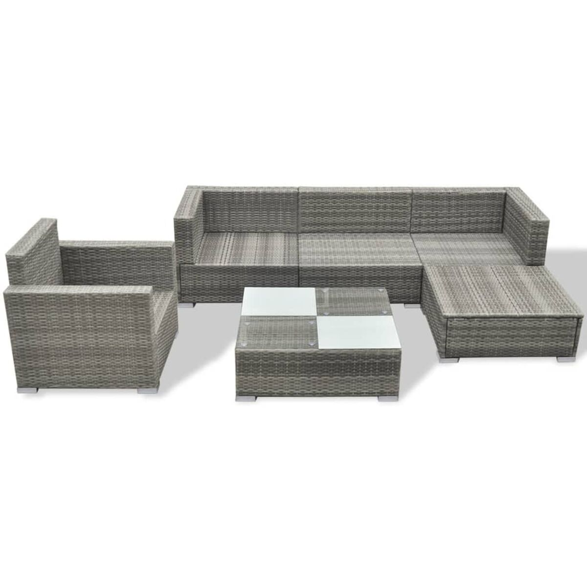 Graues Rattan-Sofagarnitur mit Kissen und einem Glastisch.