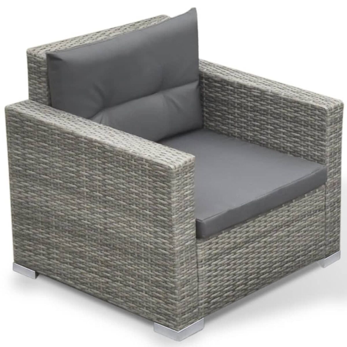 Grauer Rattan-Sessel mit grauem Kissen auf Weiß.
