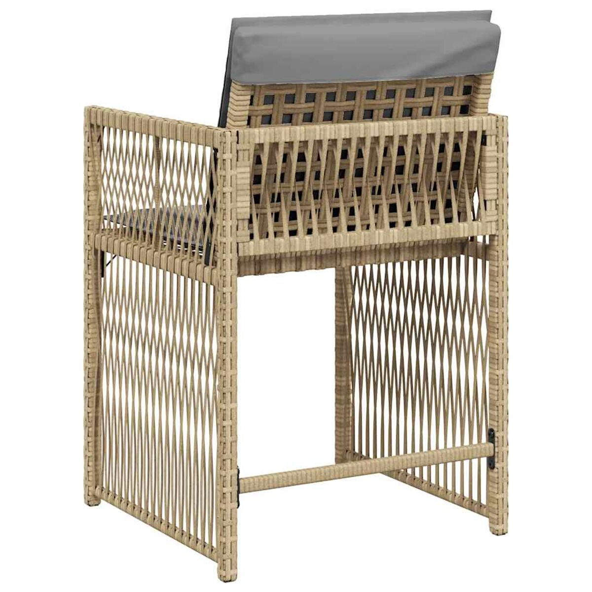 Sedia in rattan con cuscino grigio. Visibile da dietro, trama aperta.