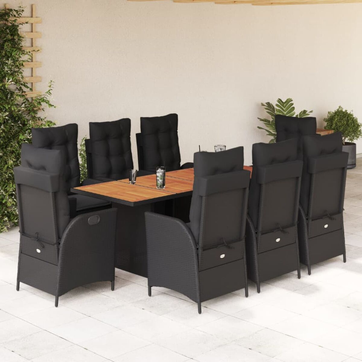 Schwarzes Korbtisch- und Stuhlsatz mit schwarzen Kissen, Tischplatte aus Holz.