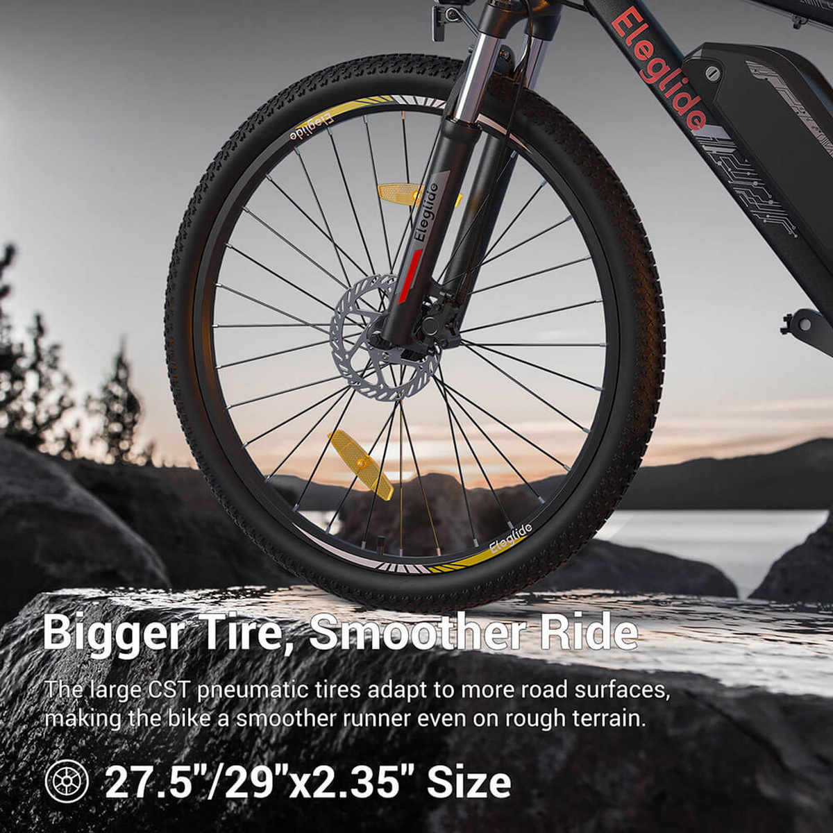 Czarne koło roweru elektrycznego. Czarna opona z żółtymi akcentami i srebrną tarczą hamulcową.