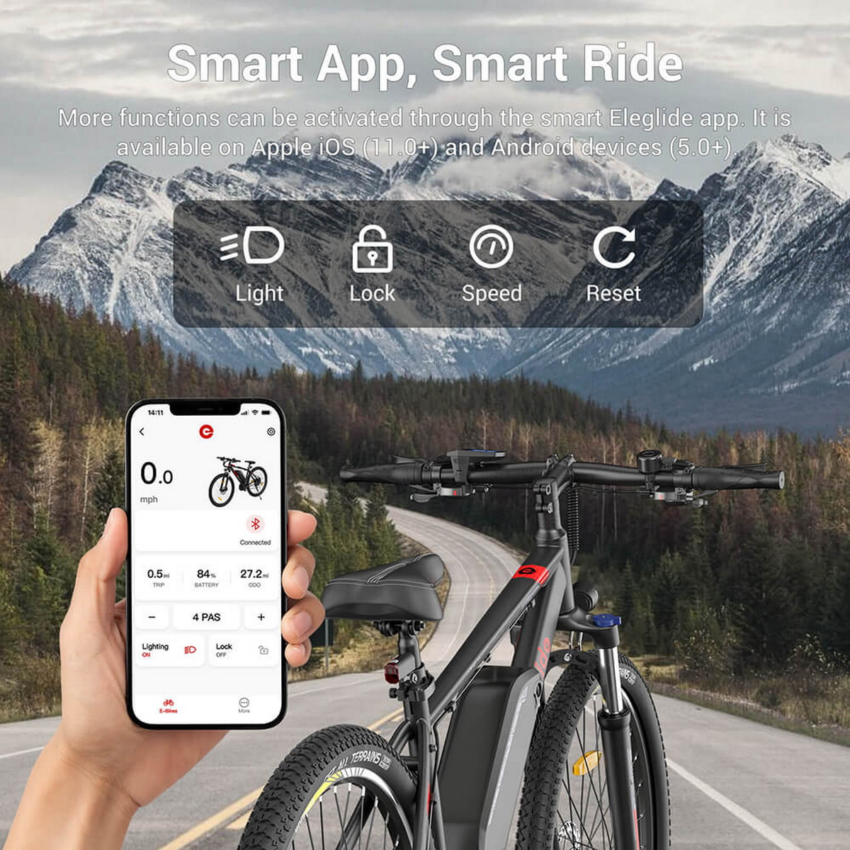 Mann steuert E-Bike-Funktionen mit Smartphone.