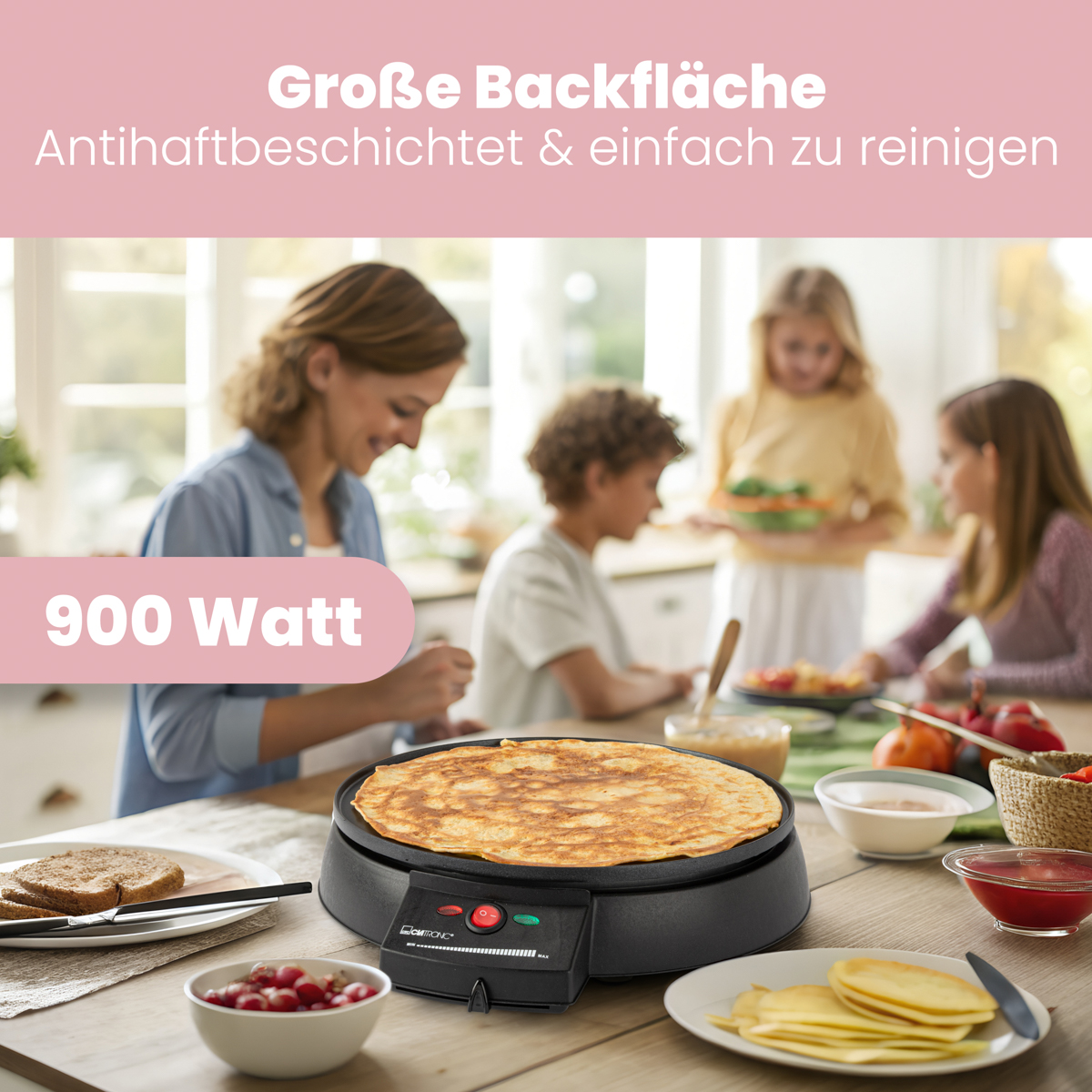 Maszyna do naleśników z naleśnikiem. Ludzie przy stole w tle.