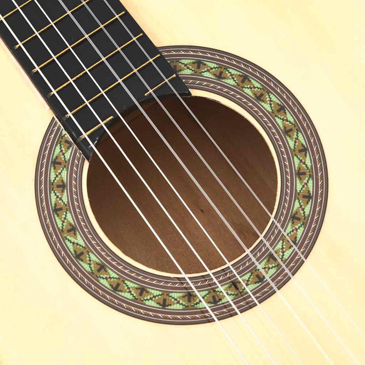 Nahaufnahme eines klassischen Gitarrenschalllochs mit Saiten und dekorativer Einlage.