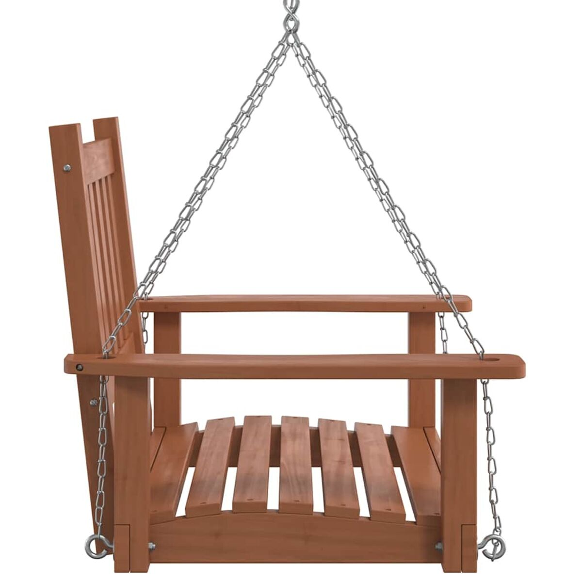 Eine Holzschaukel, die an Ketten hängt. Sie hat eine Rückenlehne und einen Sitz aus Holzlatten.