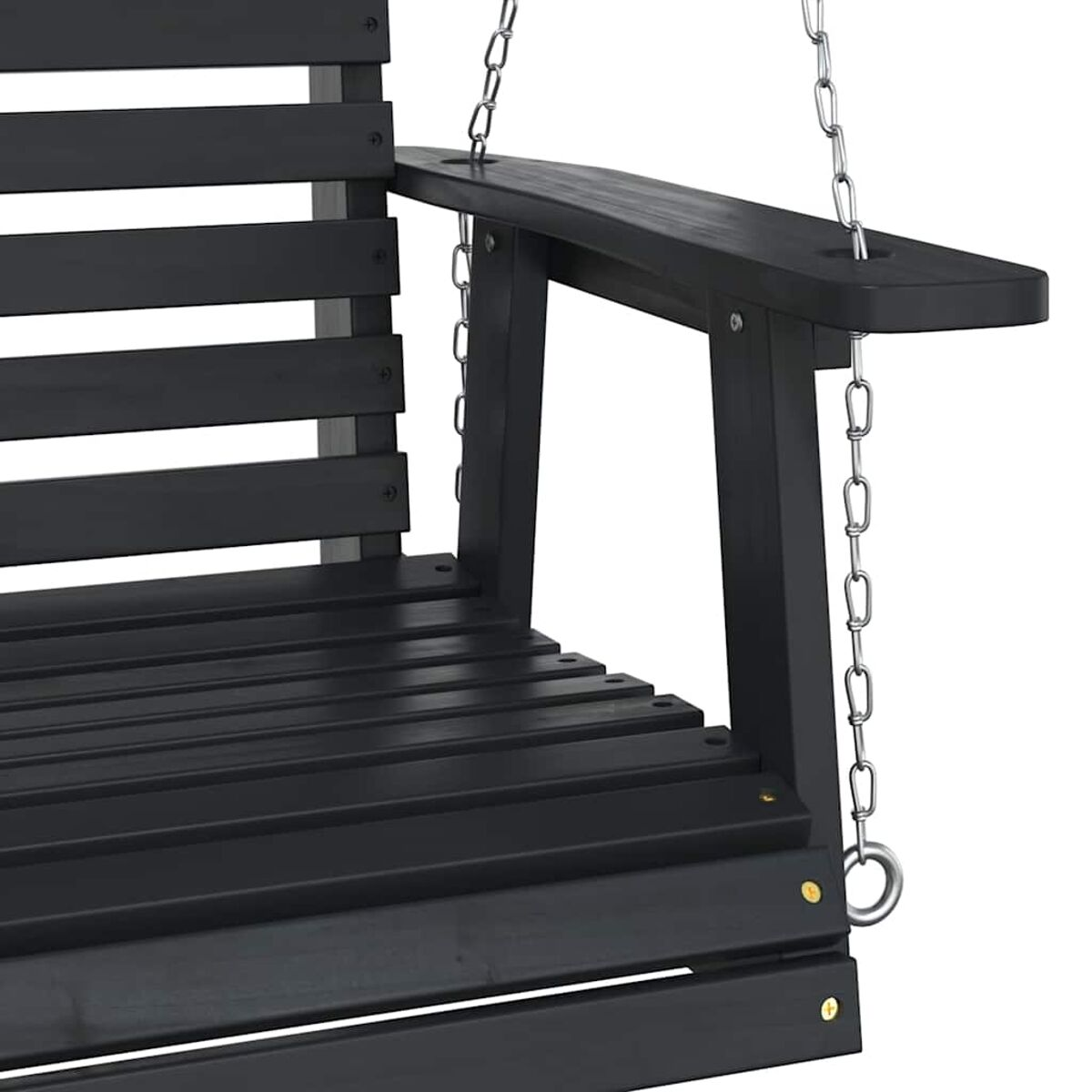 Nahaufnahme einer schwarzen Holzschaukel. Die Armlehne ist mit Metallketten sichtbar.