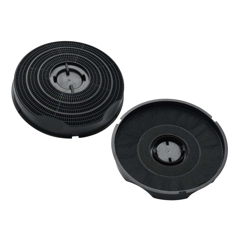 Zwei schwarze zylindrische Aktivkohlefilter, einer offen, auf weißem Grund, zeigt den Filter.