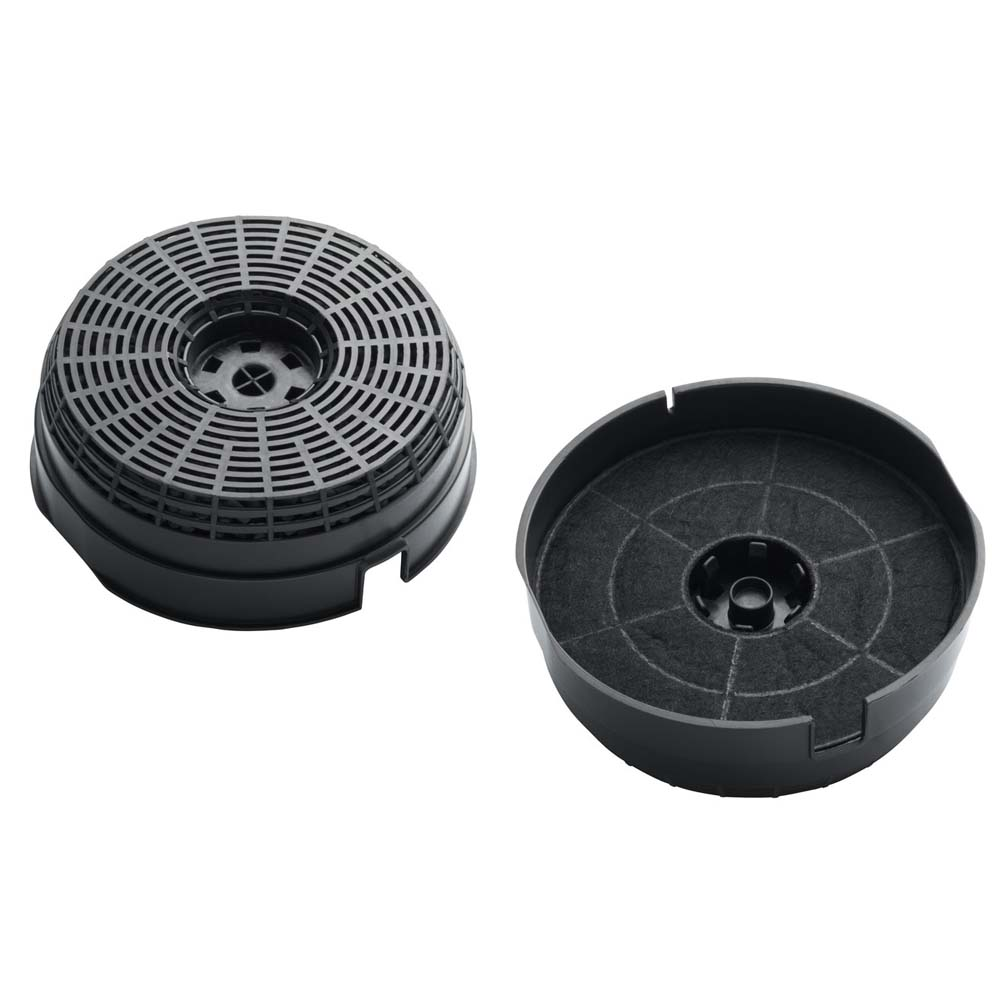 Due filtri a carbone nero per una cappa da cucina. Sono rotondi e hanno un design a rete.