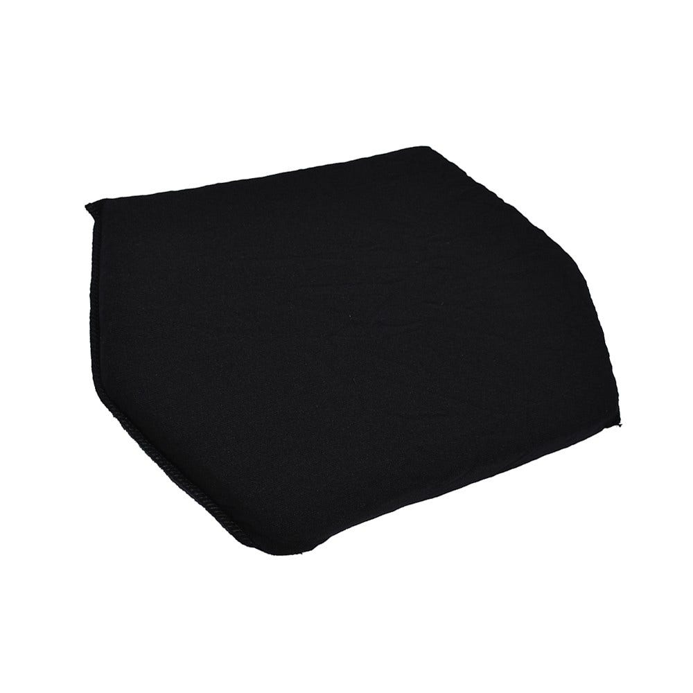 Un oggetto quadrato nero, forse un cuscino o una fodera per sedile.