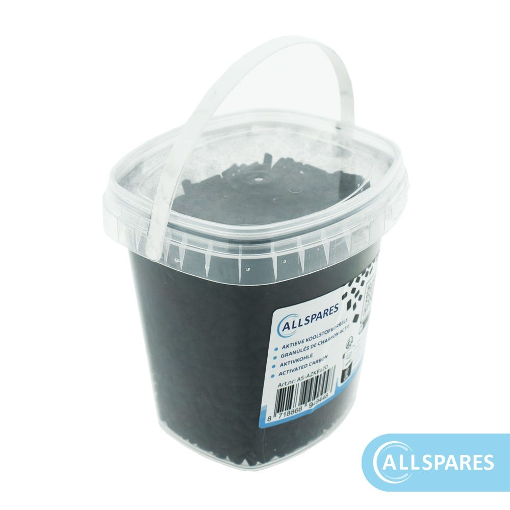 Secchio di plastica trasparente pieno di carbone attivo granulare nero. Il secchio ha un manico bianco.