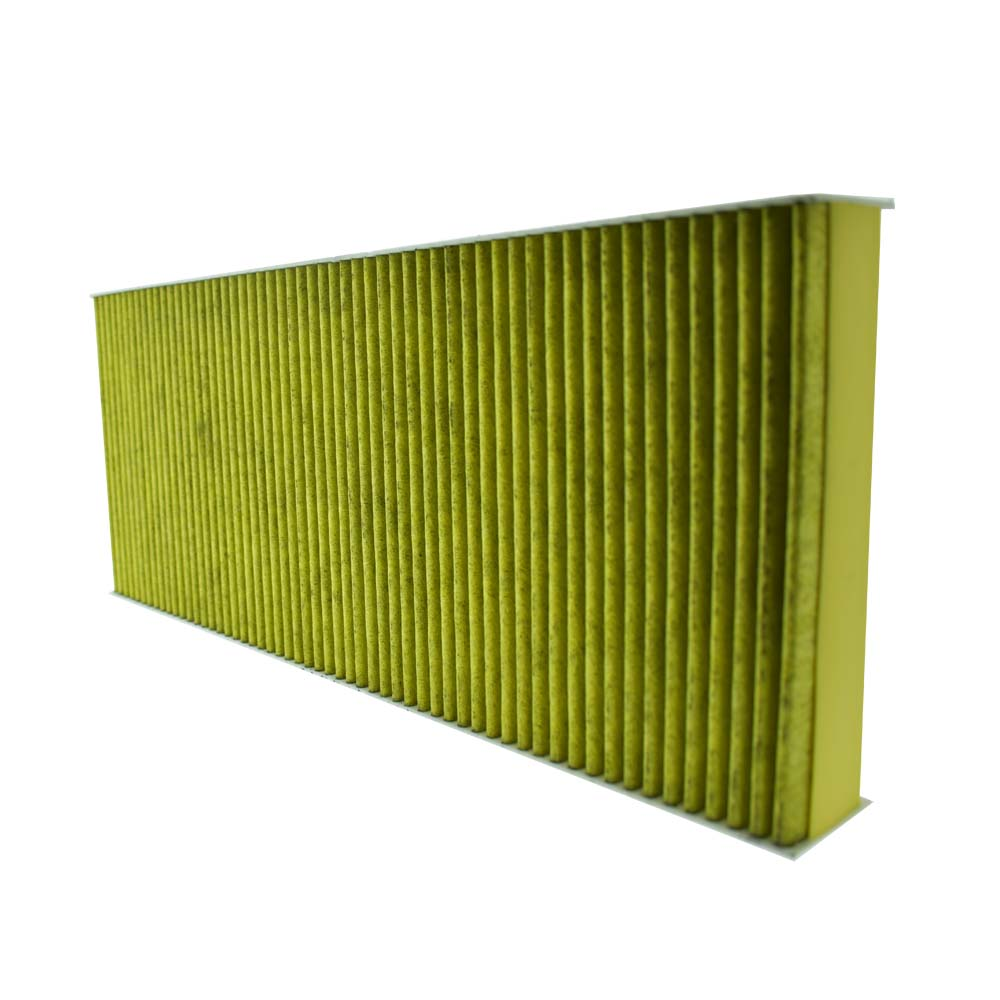 Ein gelber Luftfilter mit vertikalem Rippendesign, isoliert vor weißem Hintergrund.