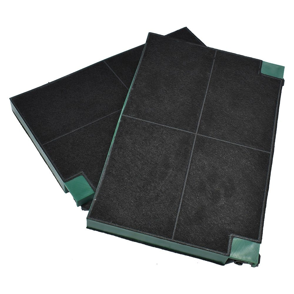 Zwei schwarze Aktivkohlefilter mit grünen Kanten, übereinander gestapelt. Die Filter haben ein Gittermuster.