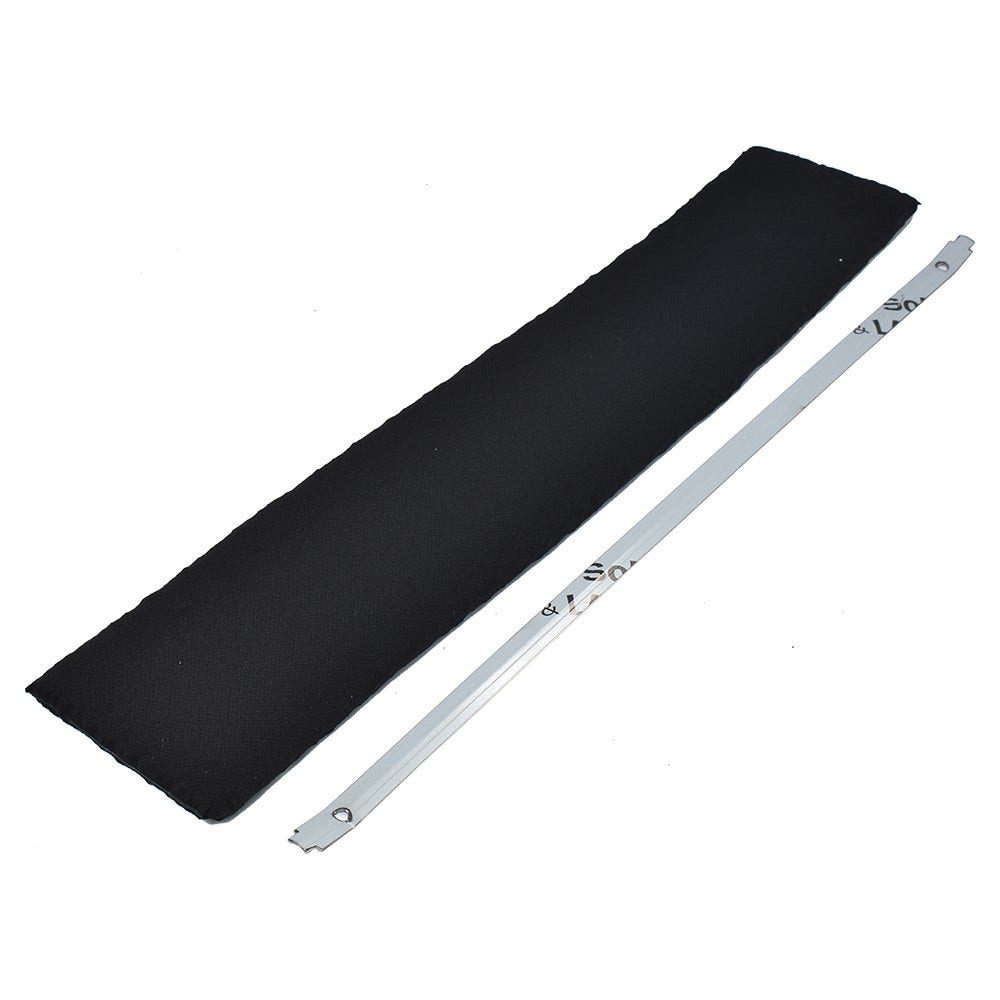 Pad rettangolare nero e un pezzo di metallo argentato, sfondo bianco.