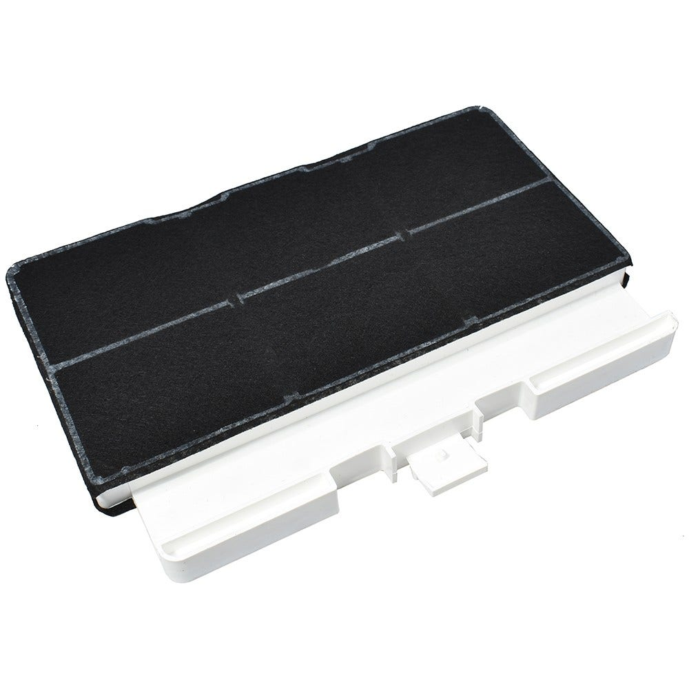 Filtro a carbone nero rettangolare con telaio e alloggiamento bianchi, su bianco.