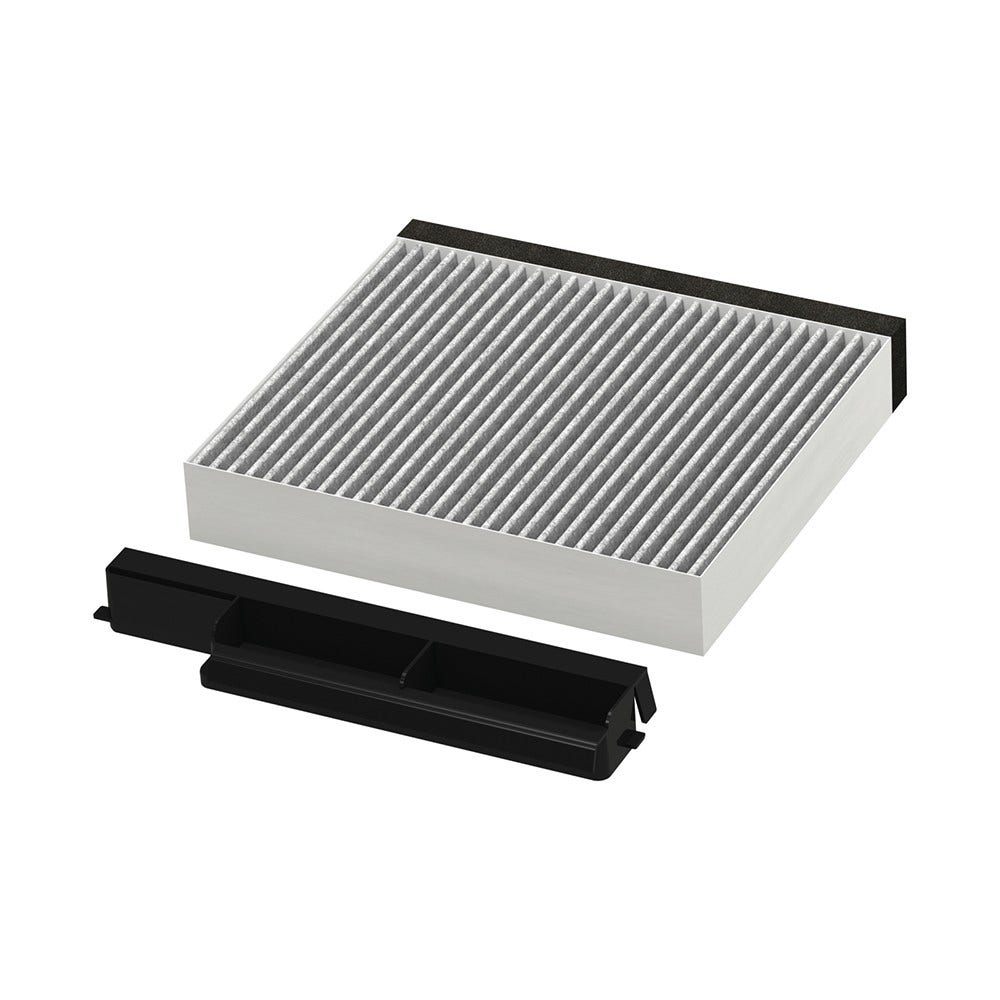 Un filtro dell'aria con un filtro bianco e una cornice nera e un pezzo nero accanto. Il filtro ha linee verticali.
