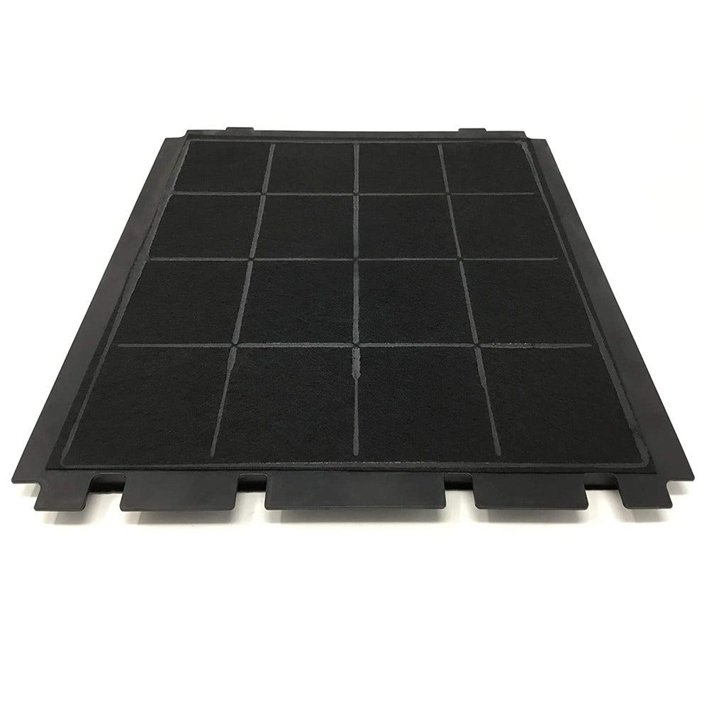 Schwarzer Aktivkohlefilter mit Gittermuster. Der Filter hat eine rechteckige Form.