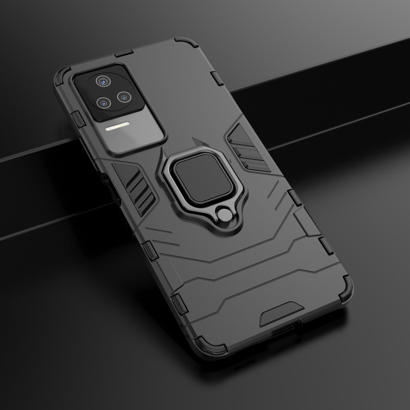 Funda de teléfono negra con un soporte de anillo. Está sobre una superficie oscura y reflectante.