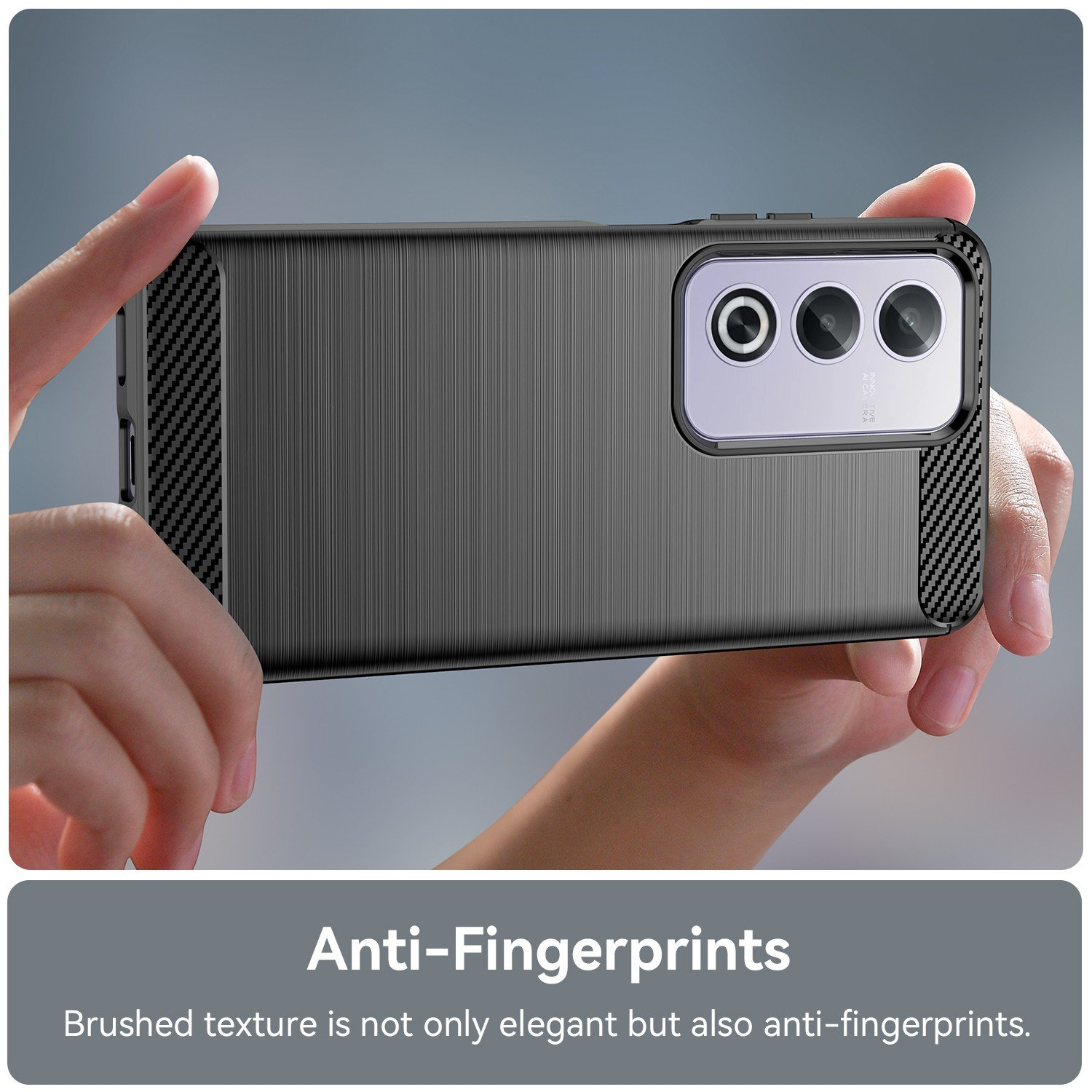 Manos sosteniendo un teléfono con una funda negra, que muestra una textura cepillada, con texto debajo.