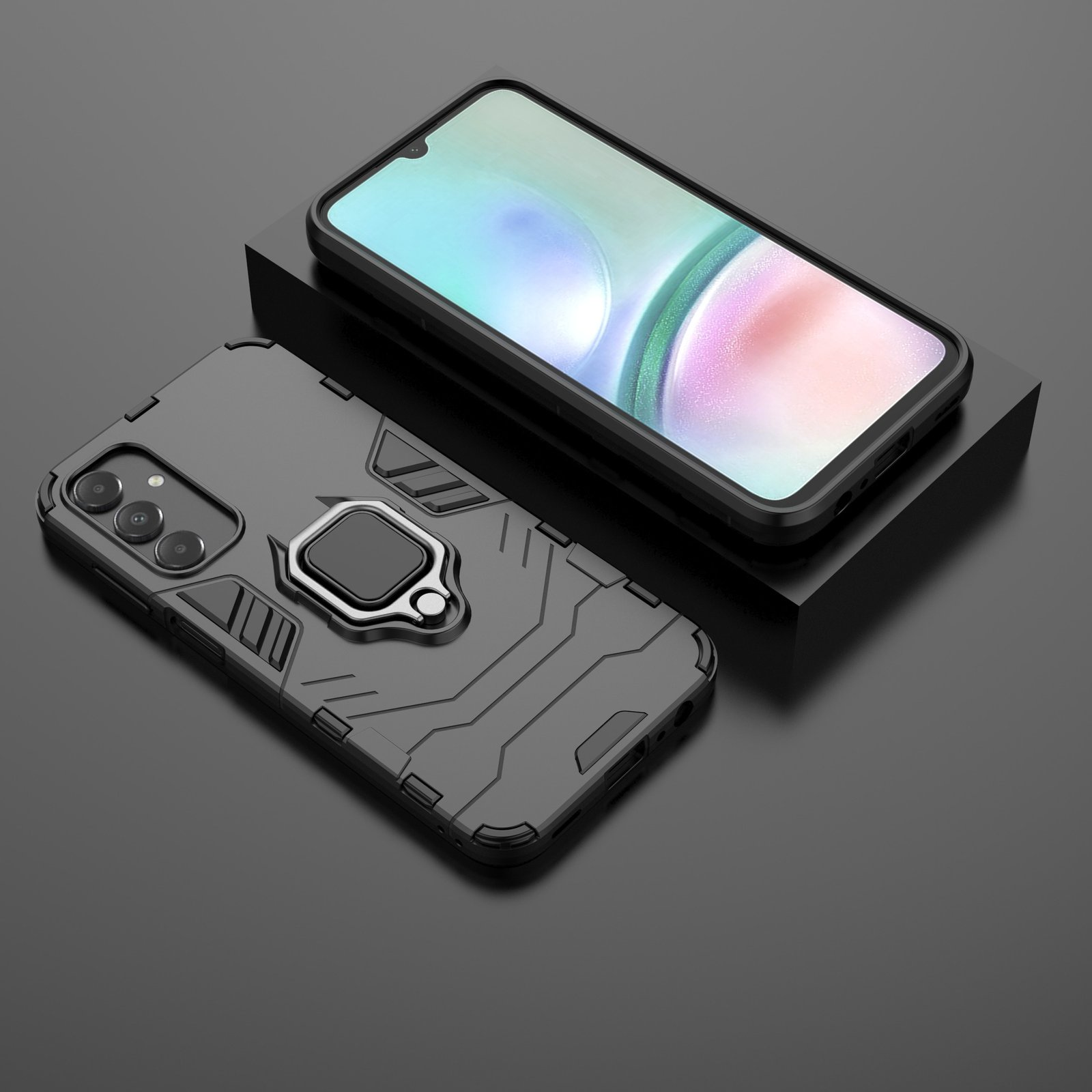 Funda de teléfono negra con teléfono y soporte de anillo sobre una superficie negra. El teléfono es visible.