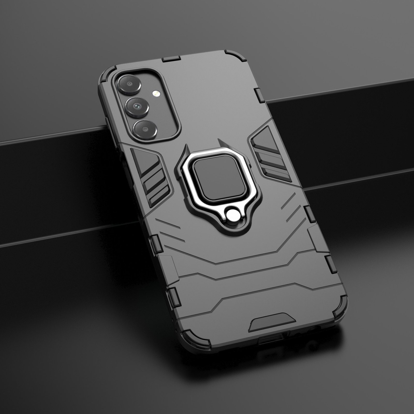Funda de teléfono negra con un soporte de anillo. Está sobre una superficie oscura y reflectante.