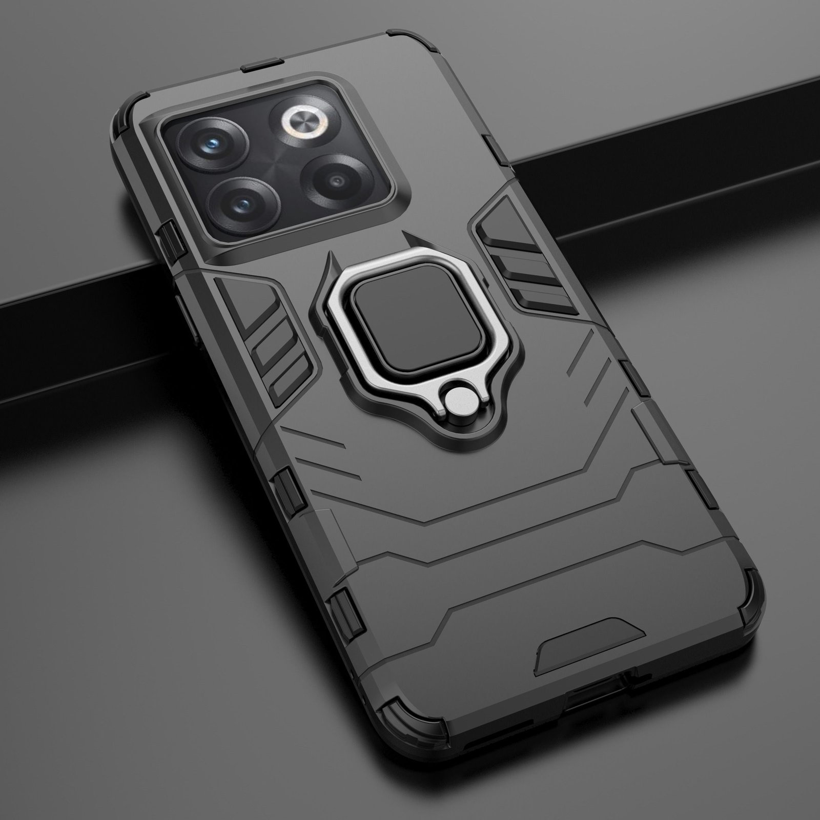 Funda de teléfono negra con teléfono y soporte de anillo sobre una superficie negra. El teléfono es negro.