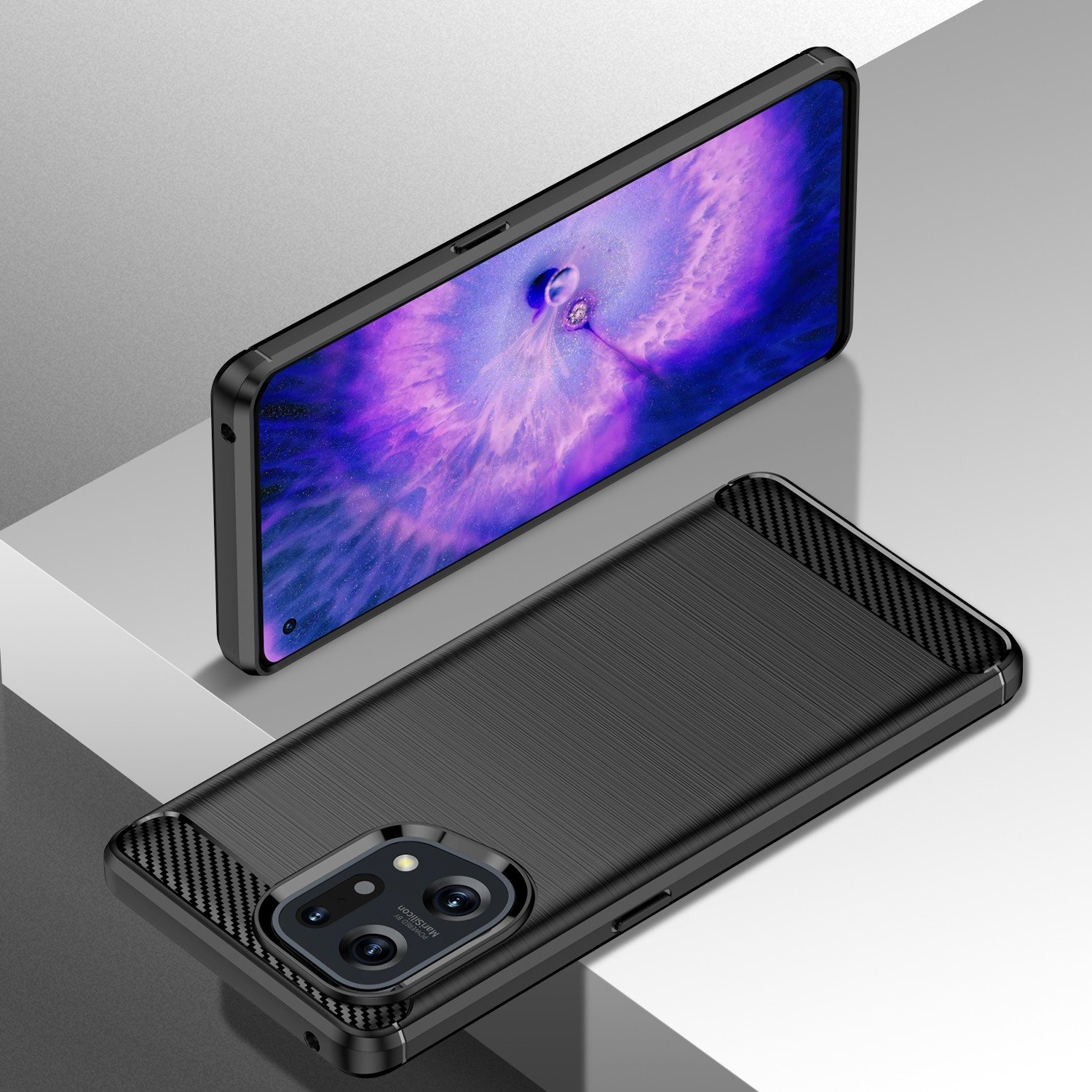 Dos teléfonos, uno en una funda. La funda es negra con detalles de fibra de carbono.