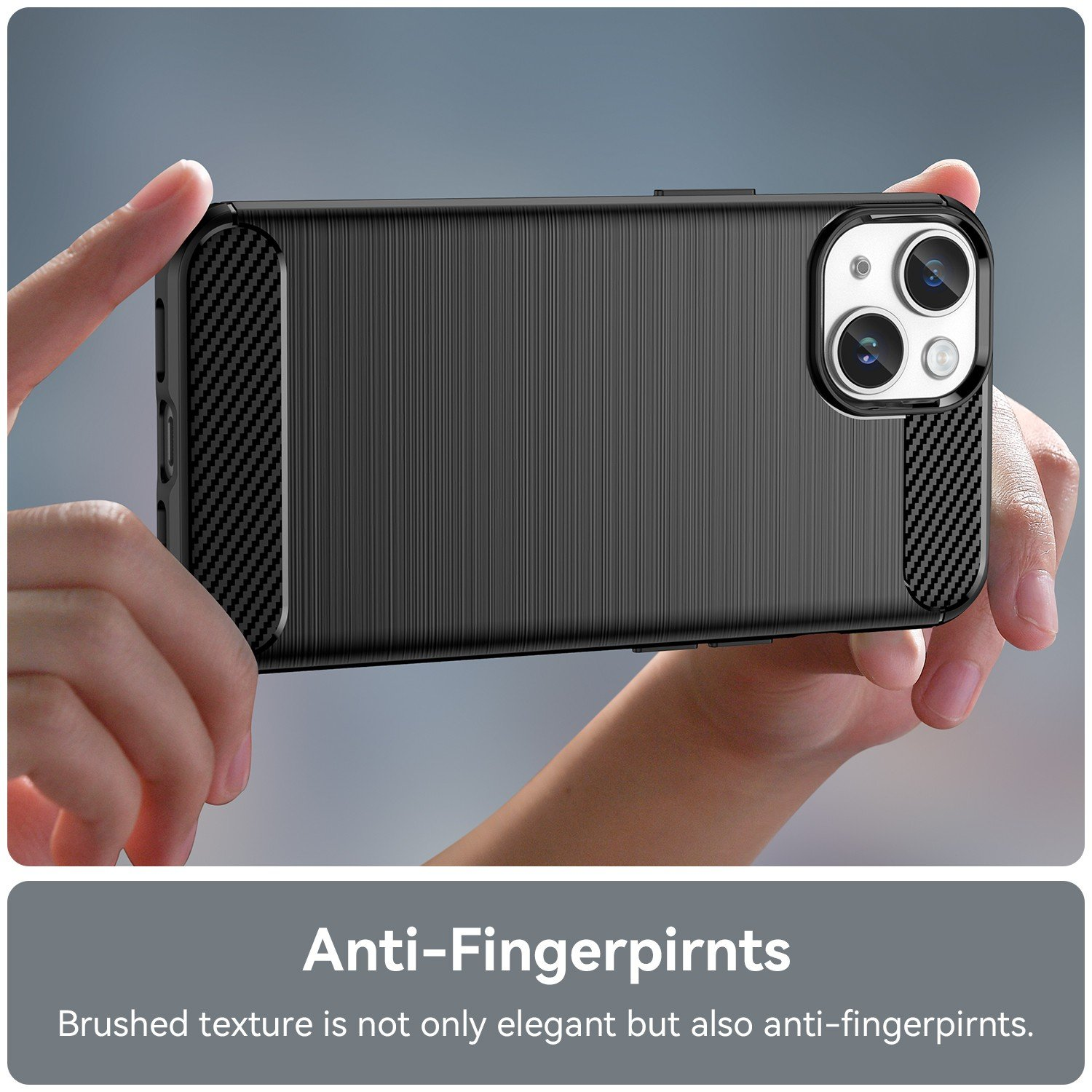 Manos sosteniendo una funda de teléfono negra. La funda es negra con textura cepillada y el texto 'Anti-Fingerpirnts'.