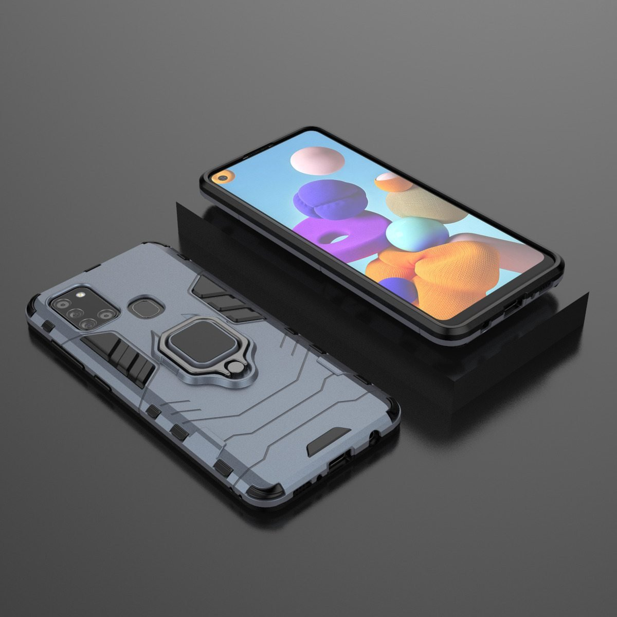 Una funda para teléfono y un teléfono. La funda es azul y tiene un soporte de anillo. El teléfono es negro.