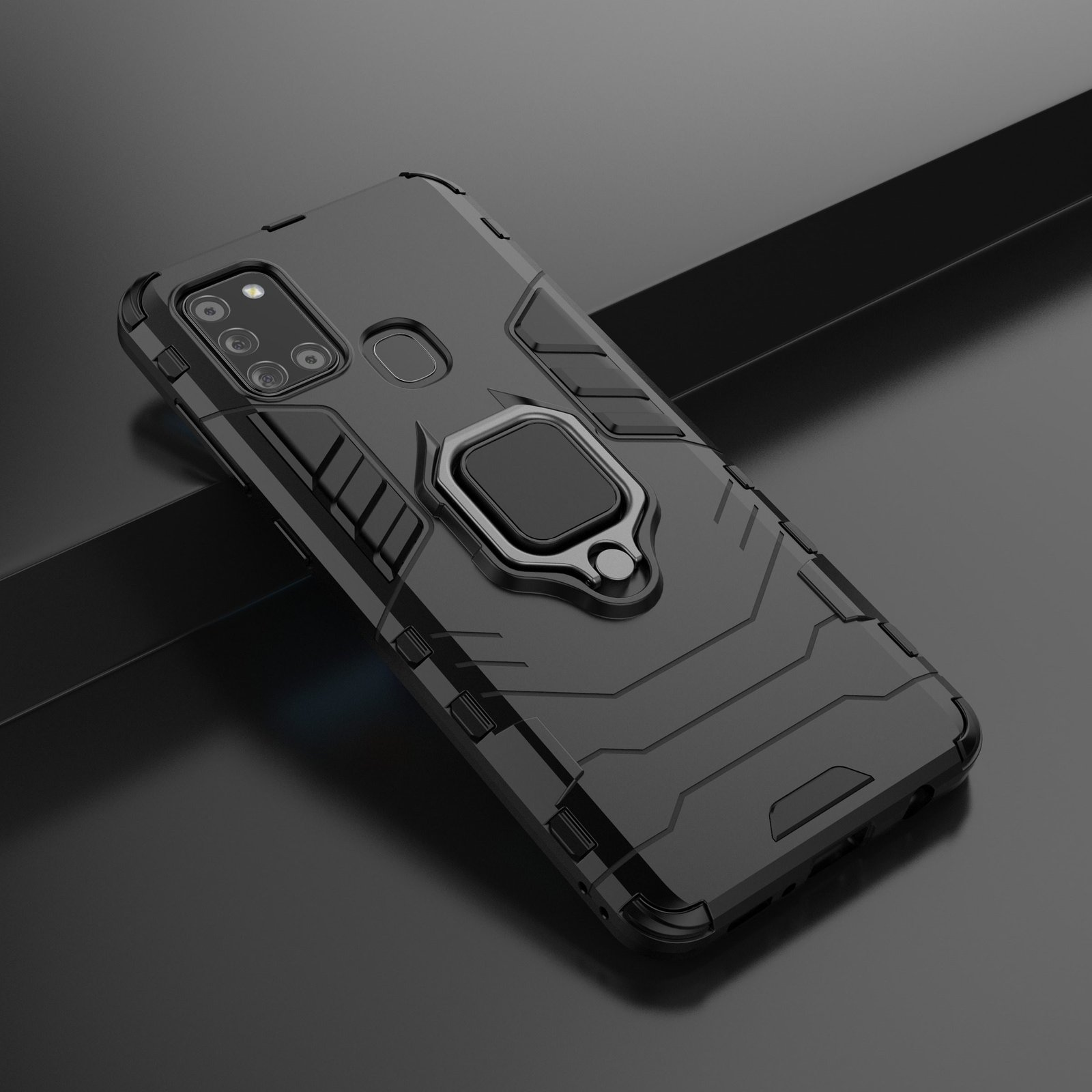 Funda de teléfono negra con soporte de anillo sobre una superficie negra reflectante. El teléfono tiene varias cámaras.